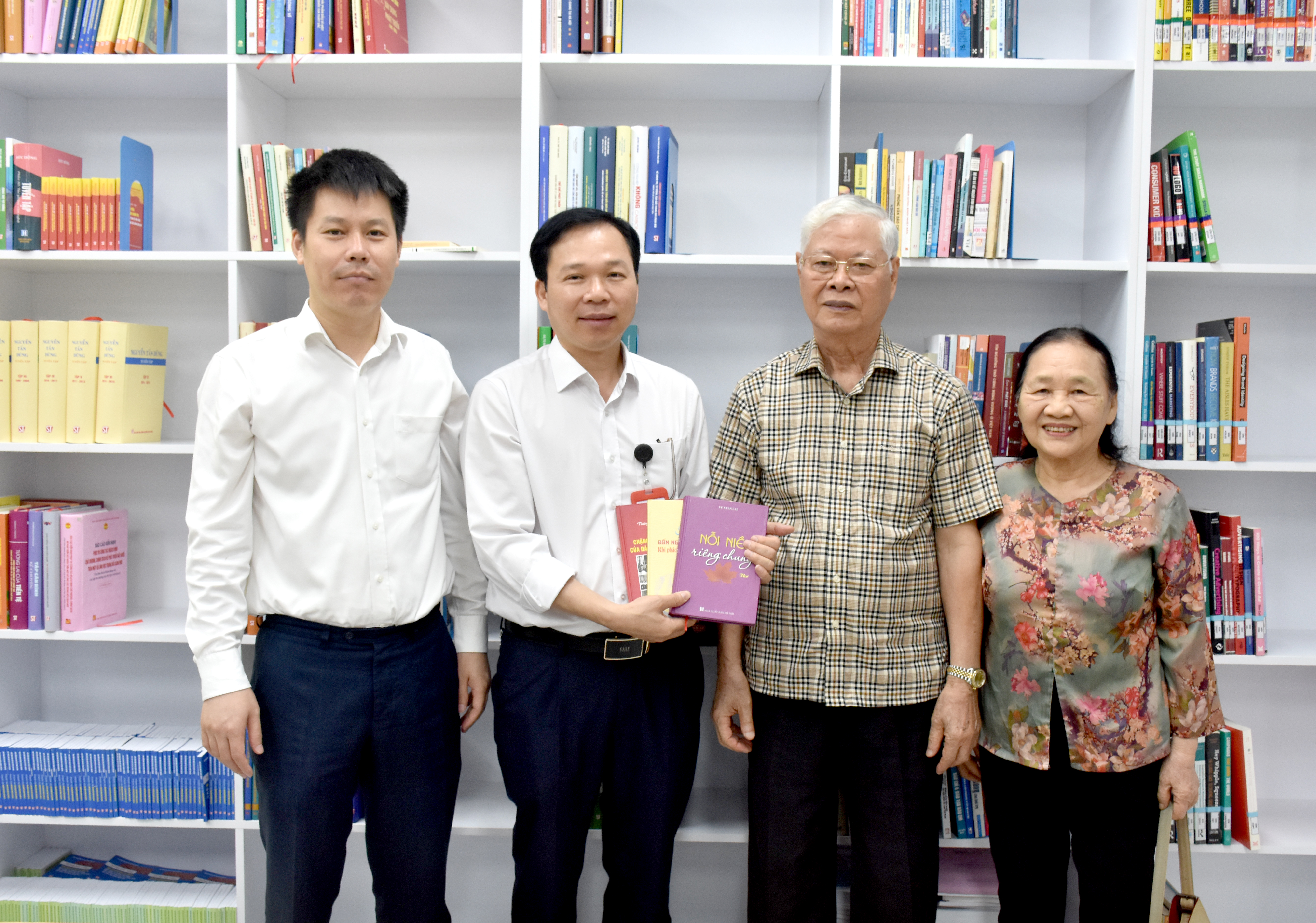 Trung tâm Thông tin khoa học tiếp nhận sách tặng của nhà giáo Vũ Xuân Lai