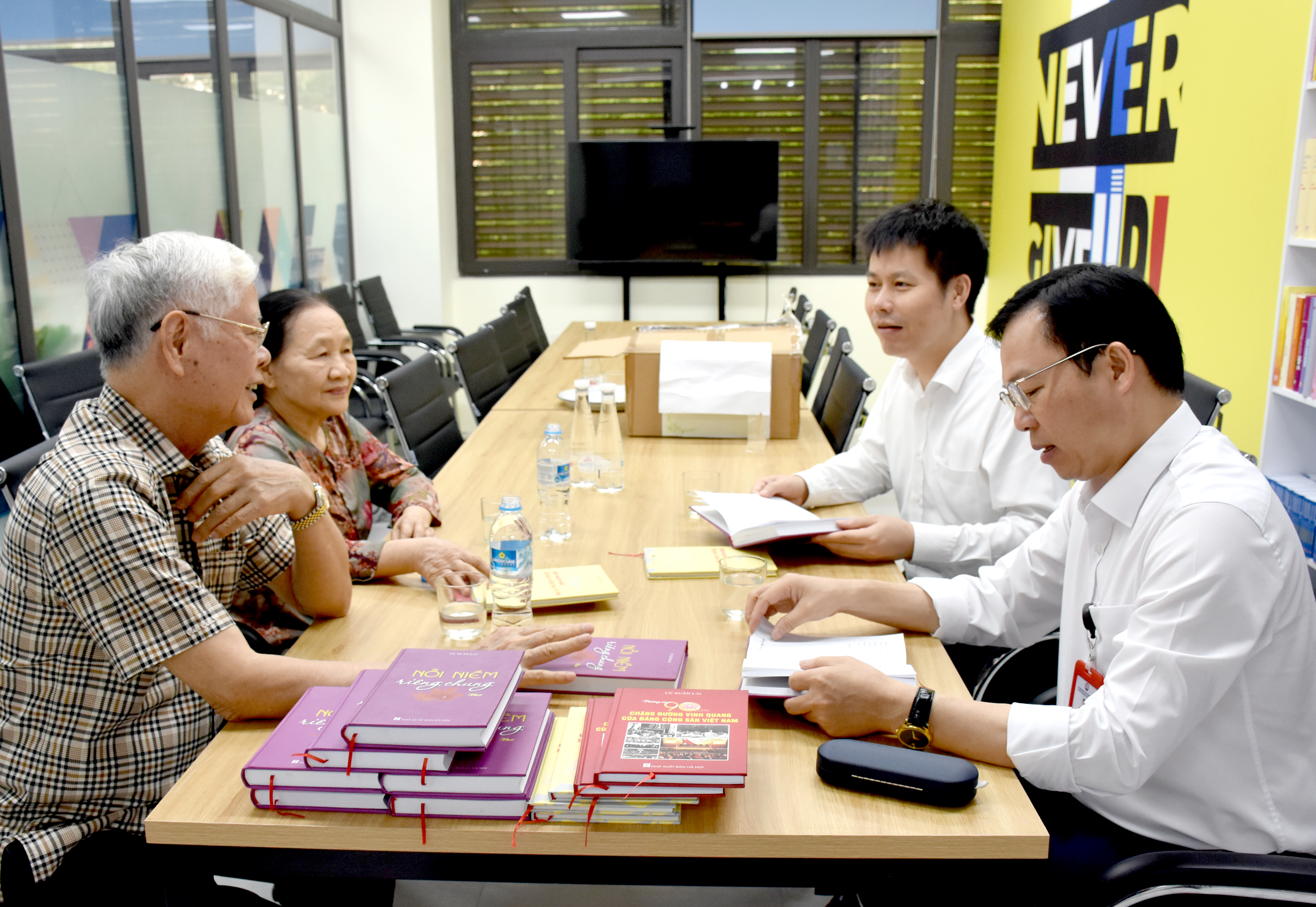 Quang cảnh buổi tiếp nhận sách tặng của nhà giáo Vũ Xuân Lai