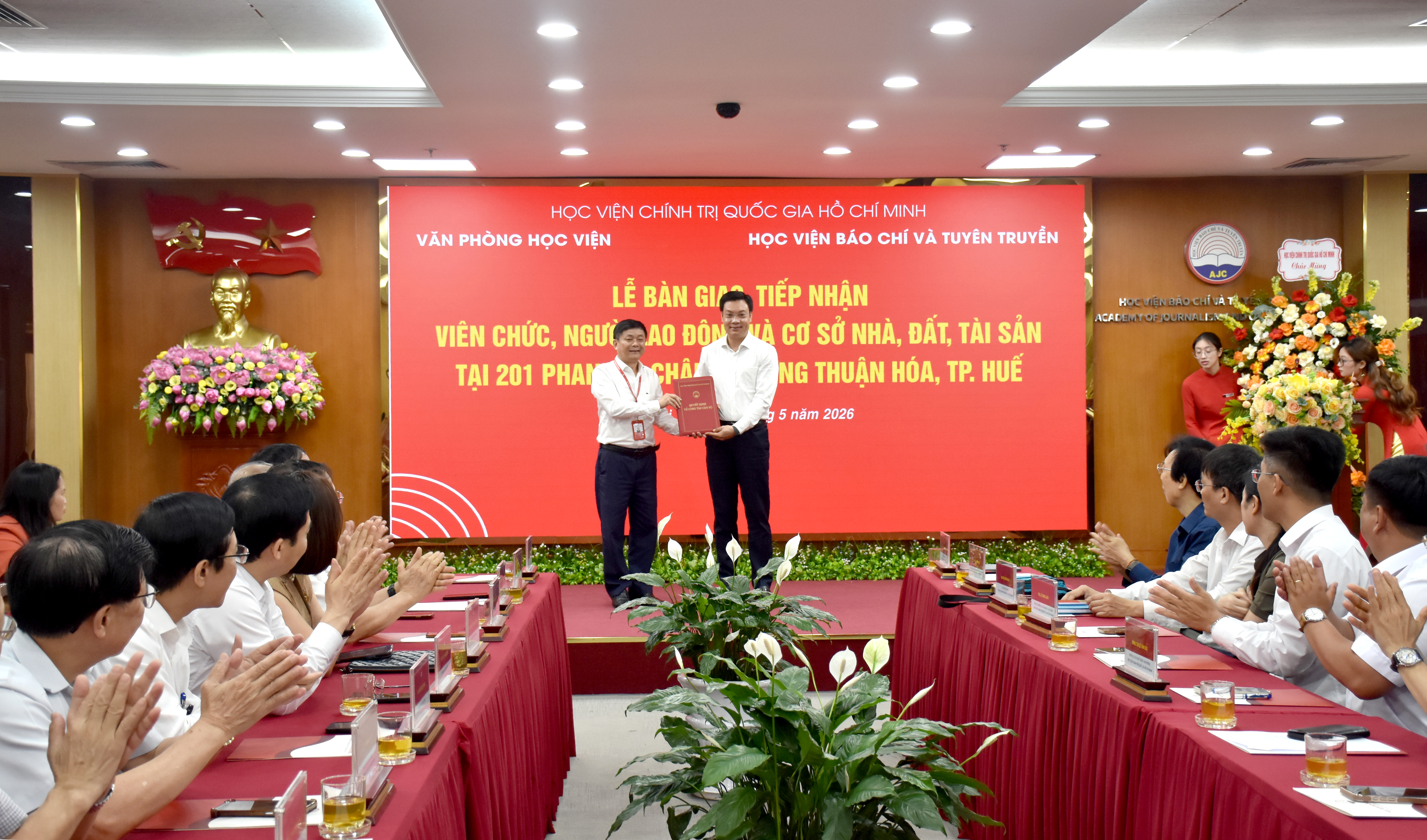 Thừa uỷ quyền của Giám đốc Học viện Chính trị quốc gia Hồ Chí Minh, PGS,TS. Trần Thanh Giang trao Quyết định điều chuyển cơ sở nhà, đất, tài sản và cán bộ cho Học viện Báo chí và Tuyên truyền
