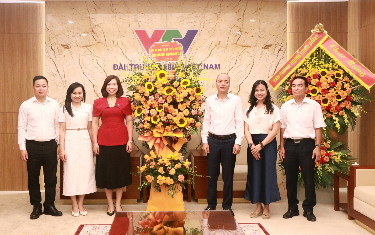 PGS,TS. Nguyễn Thị Trường Giang chúc mừng Đài Truyền hình Việt Nam