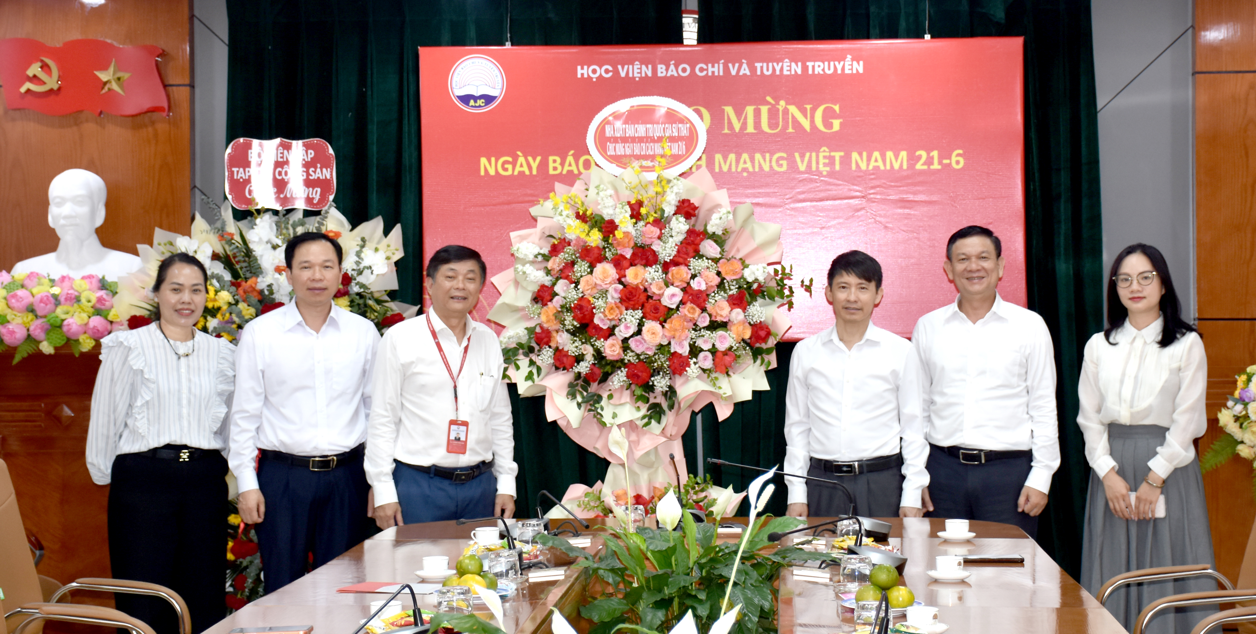 Nhà xuất bản Chính trị quốc gia Sự thật đến chúc mừng Học viện