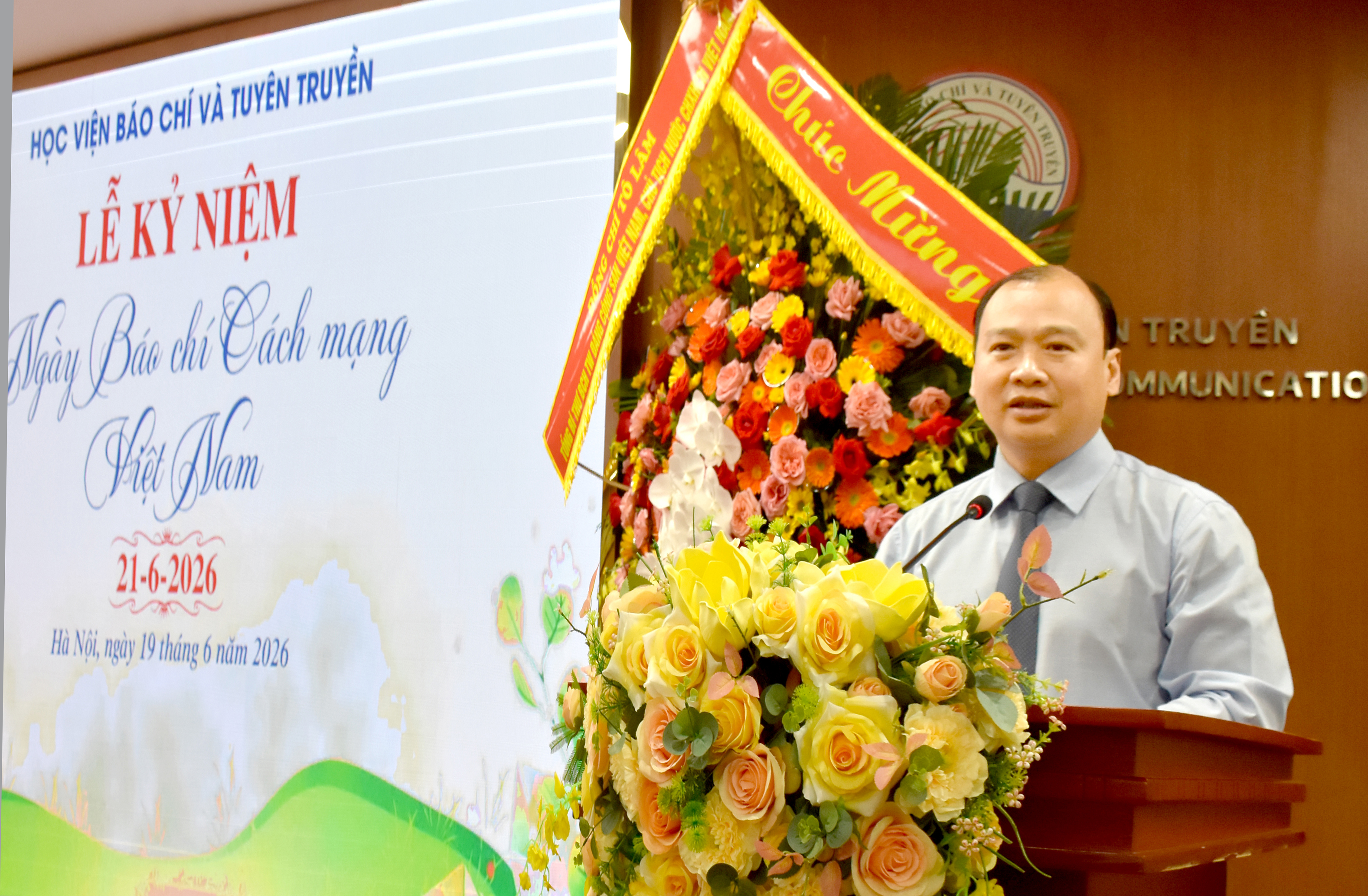 PGS,TS. Lê Hải Bình, Phó Giám đốc thường trực Học viện Chính trị quốc gia Hồ Chí Minh phát biểu chúc mừng Học viện Báo chí và Tuyên truyền