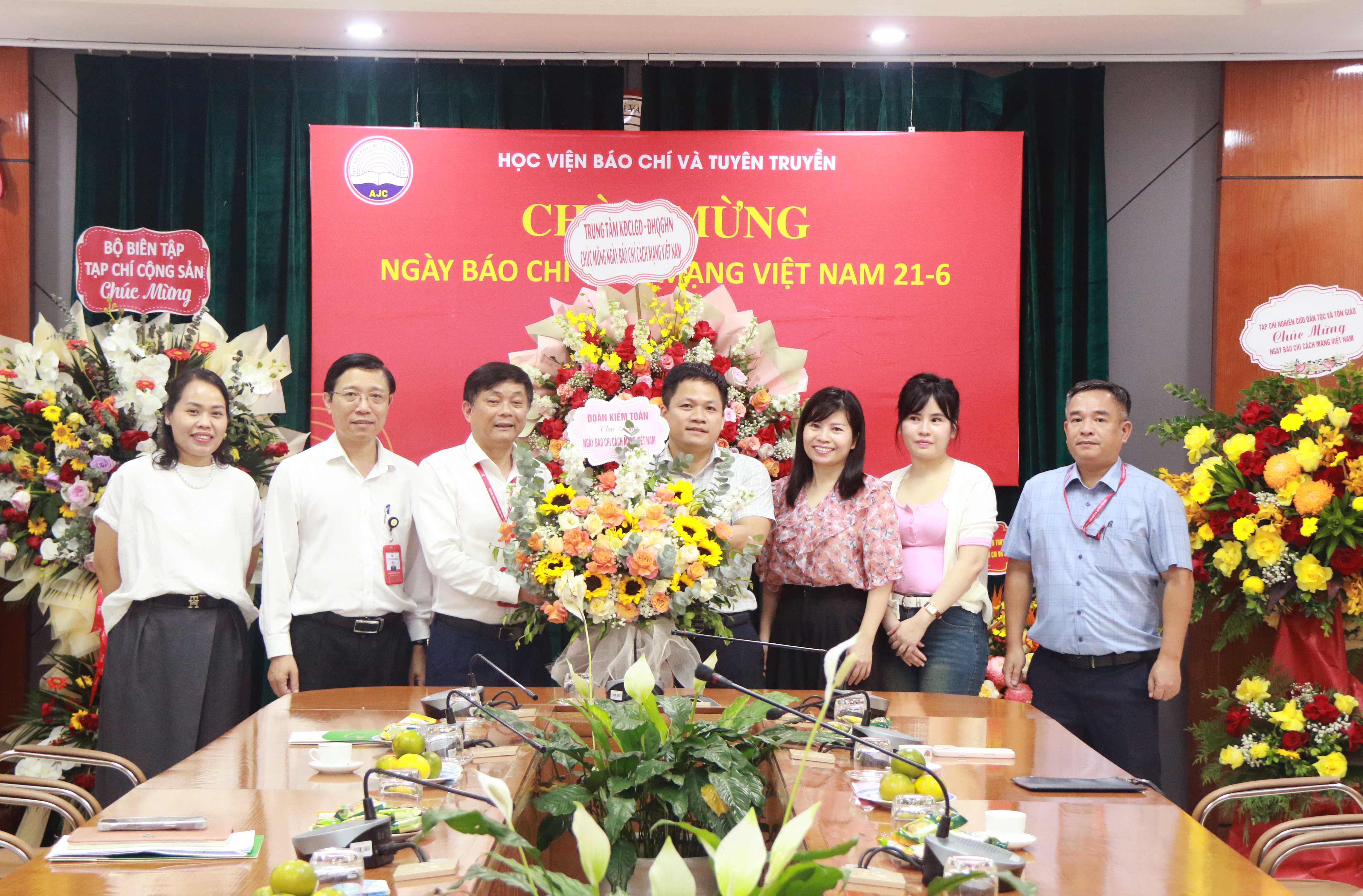 Đoàn Kiểm toán chúc mừng Học viện