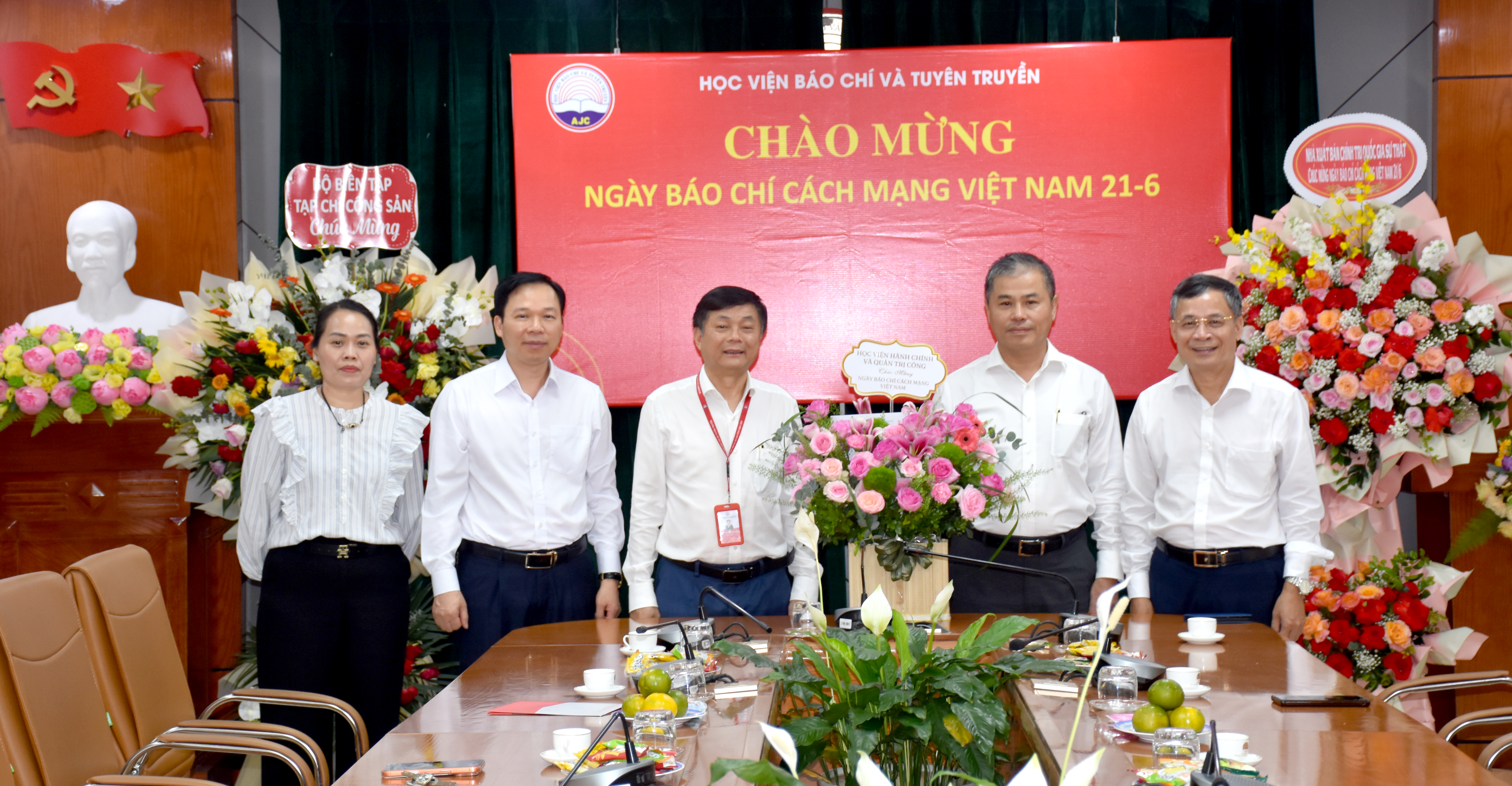 Học viện Hành chính và Quản trị công tặng hoa chúc mừng Học viện