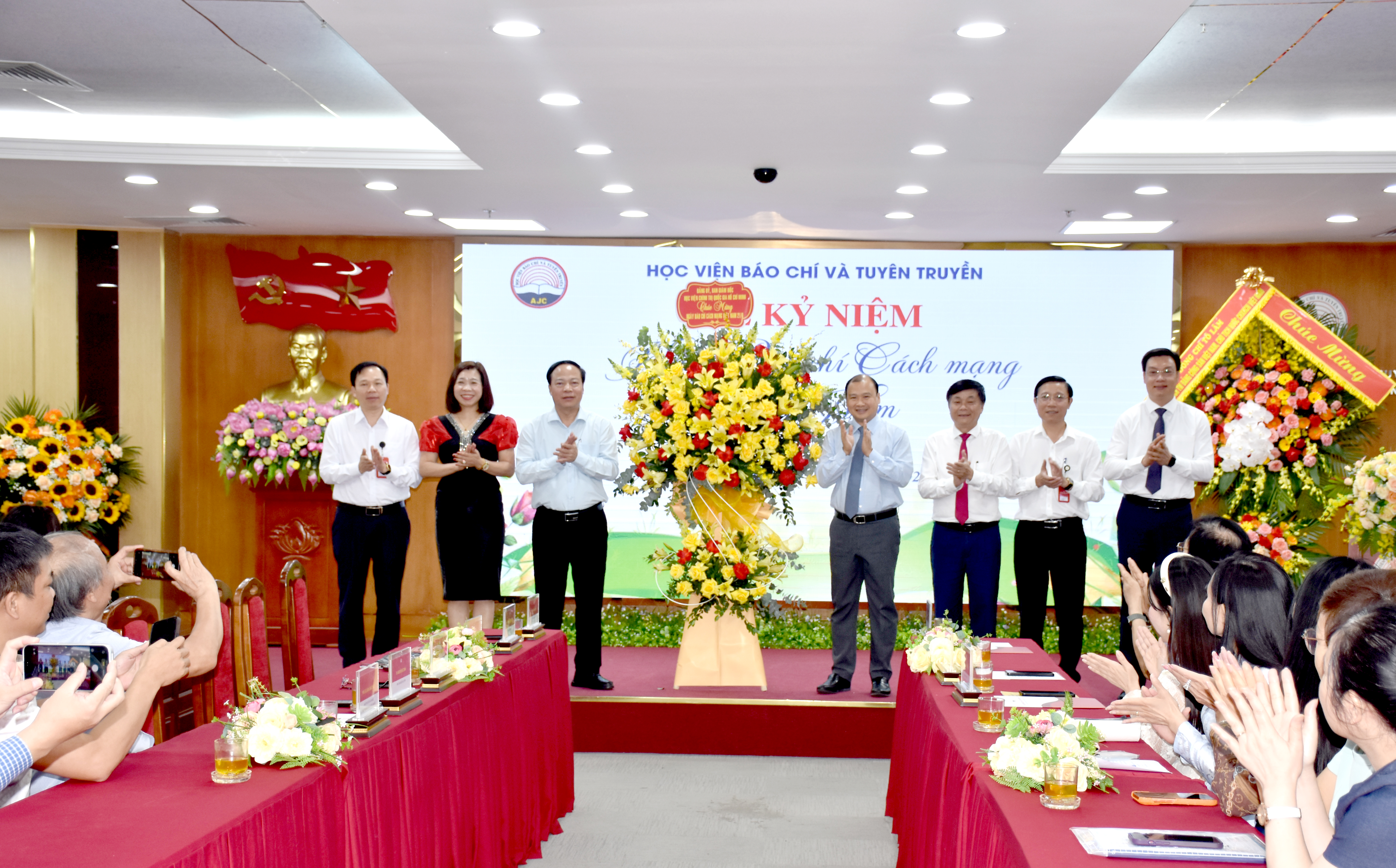 Lãnh đạo Học viện Chính trị quốc gia Hồ Chí Minh tặng hoa chúc mừng Học viện Báo chí và Tuyên truyền