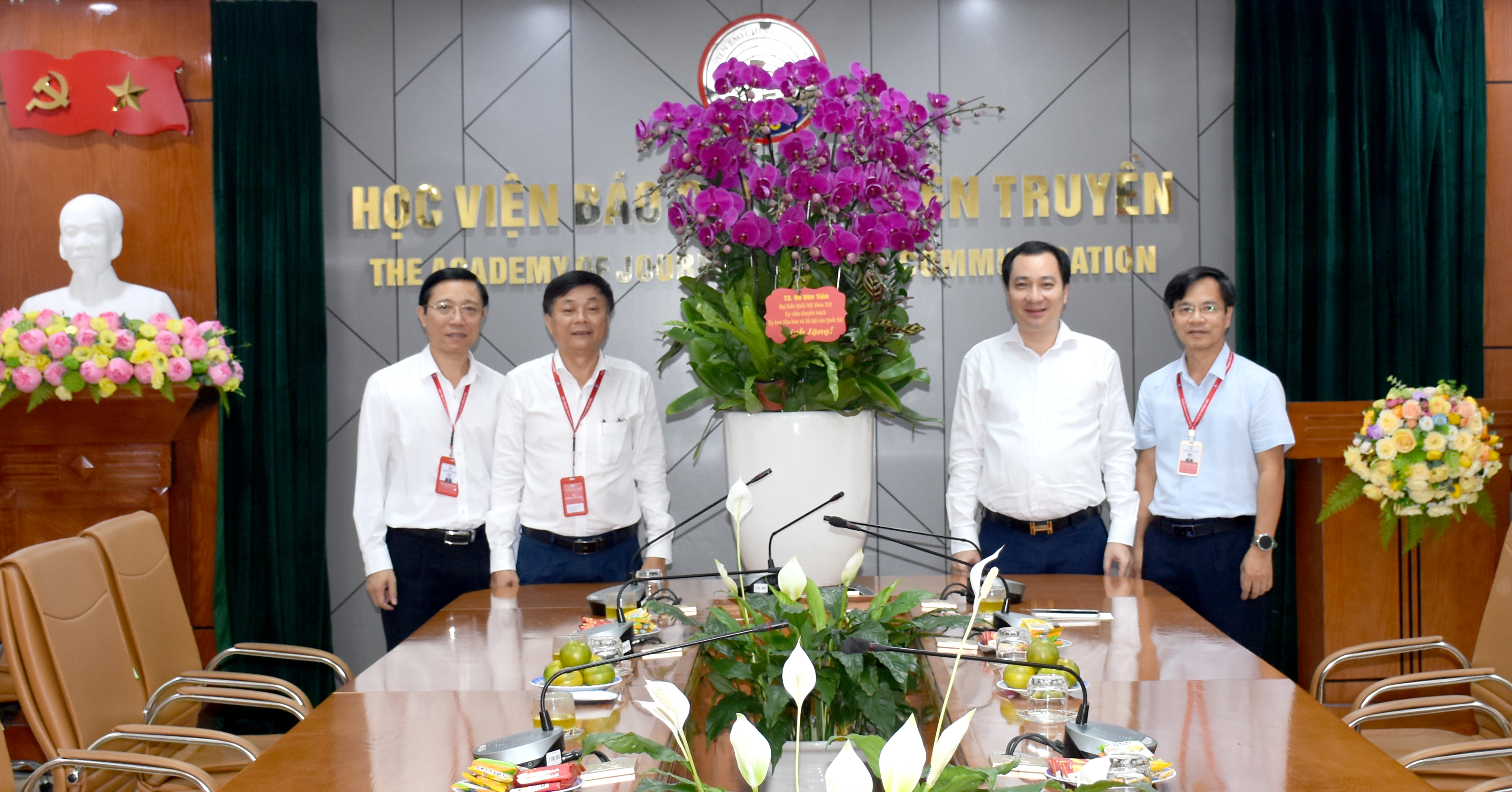 TS. Vũ Văn Tiến, Đại biểu Quốc hội khóa XVI, Ủy viên chuyên trách Ủy ban Văn hóa và Xã hội của Quốc hội tặng hoa chúc mừng Học viện 