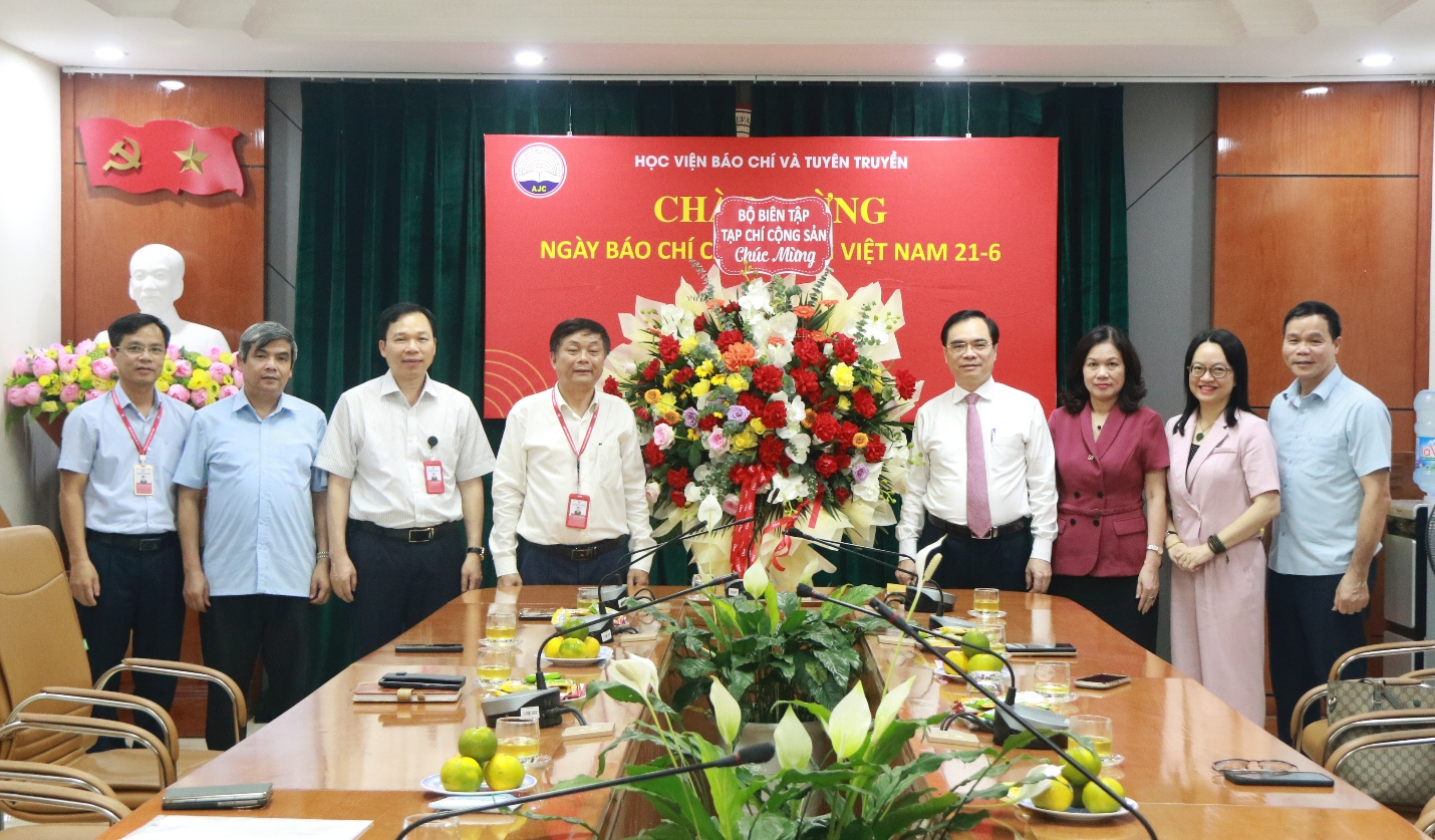 Bộ Biên tập Tạp chí Cộng sản tặng hoa chúc mừng Học viện 