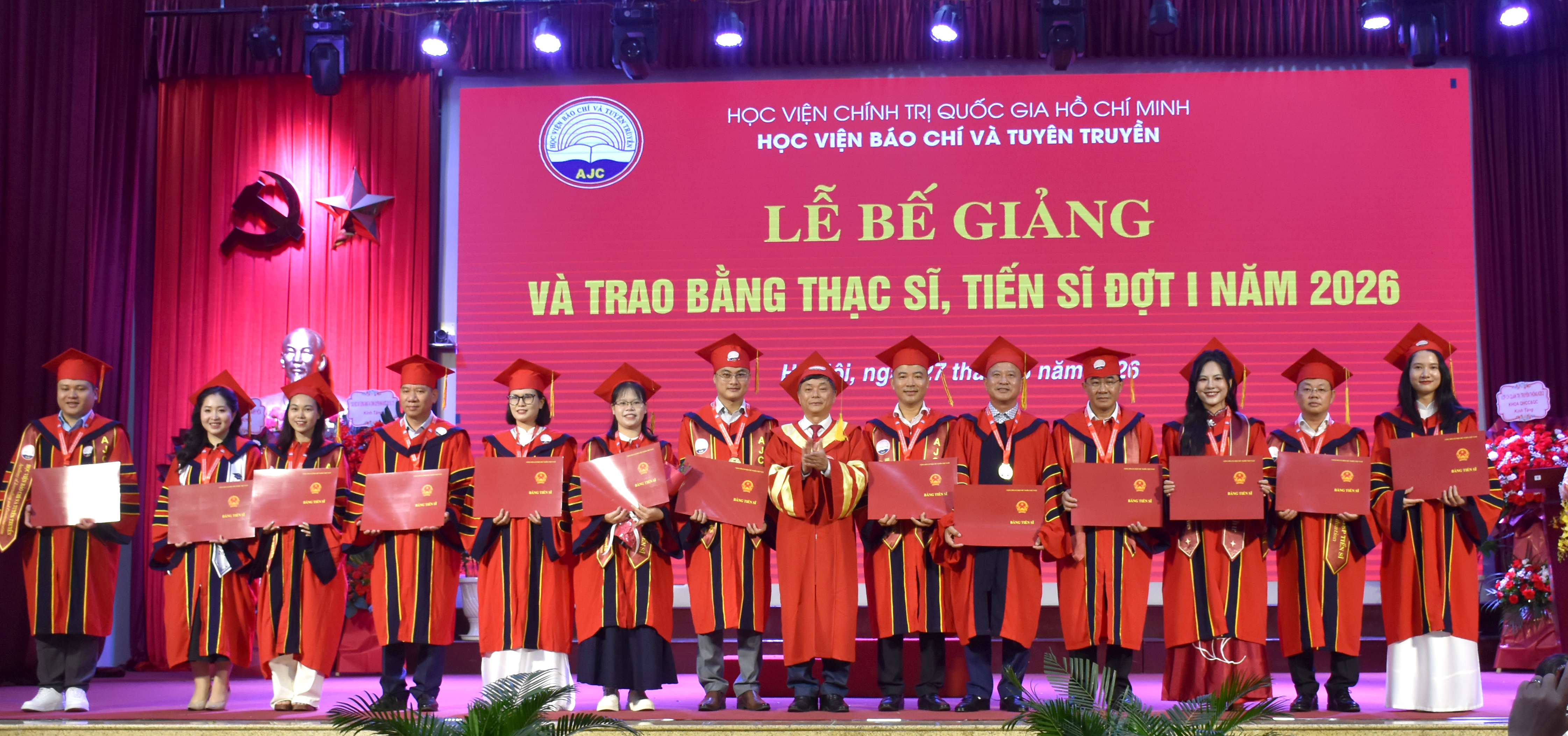 Lễ bế giảng và trao bằng thạc sĩ, tiến sĩ đợt 1 năm 2026