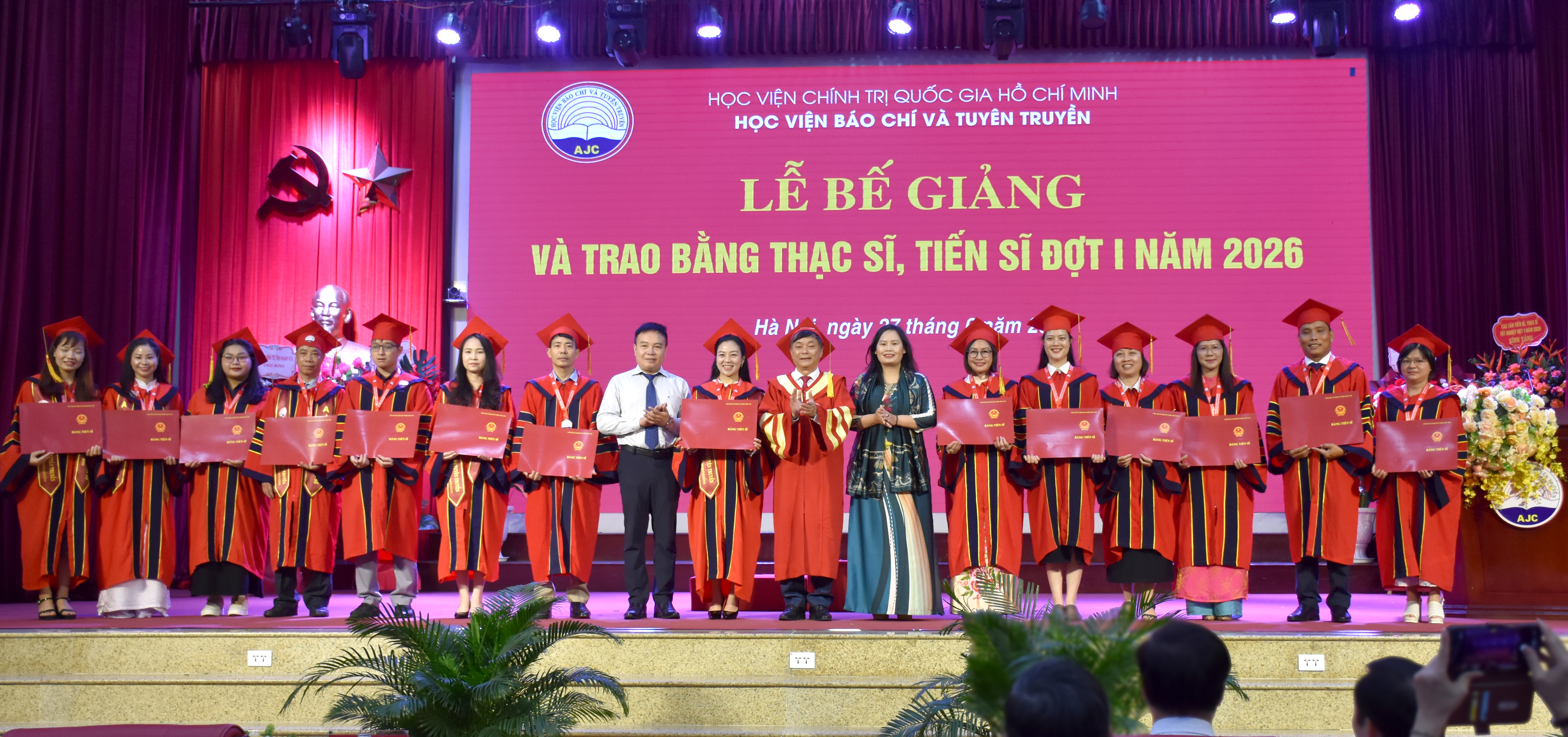 PGS,TS. Phạm Minh Sơn, Giám đốc Học viện trao bằng cho các tân tiến sĩ