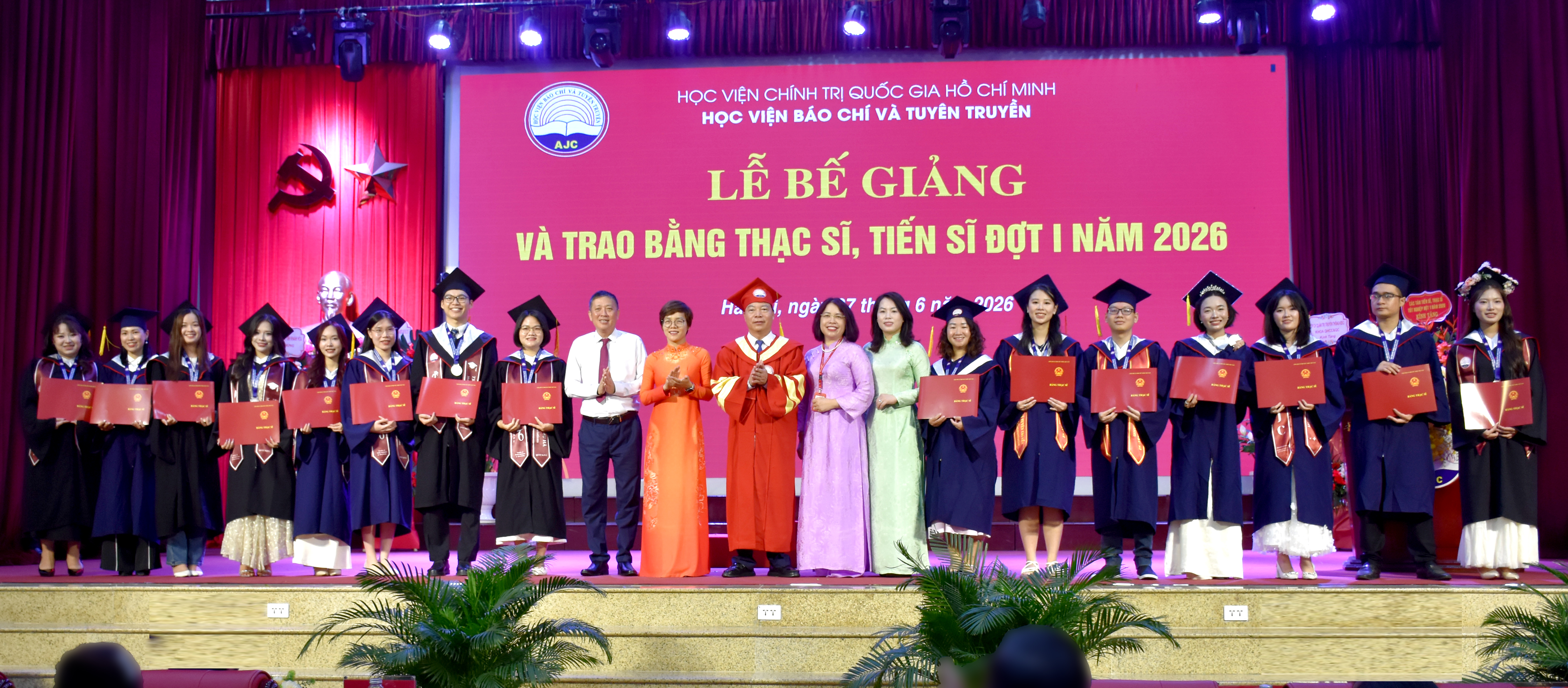PGS,TS. Mai Đức Ngọc, Bí thư Đảng ủy Học viện trao bằng cho các tân thạc sĩ