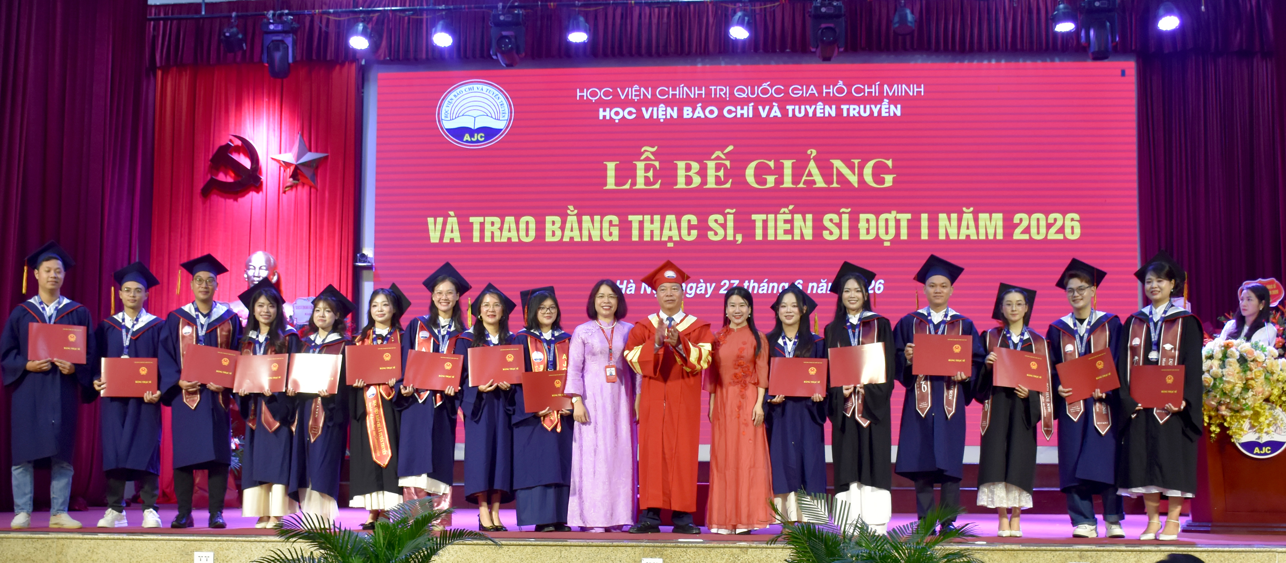 PGS,TS. Mai Đức Ngọc, Bí thư Đảng ủy Học viện trao bằng cho các tân thạc sĩ