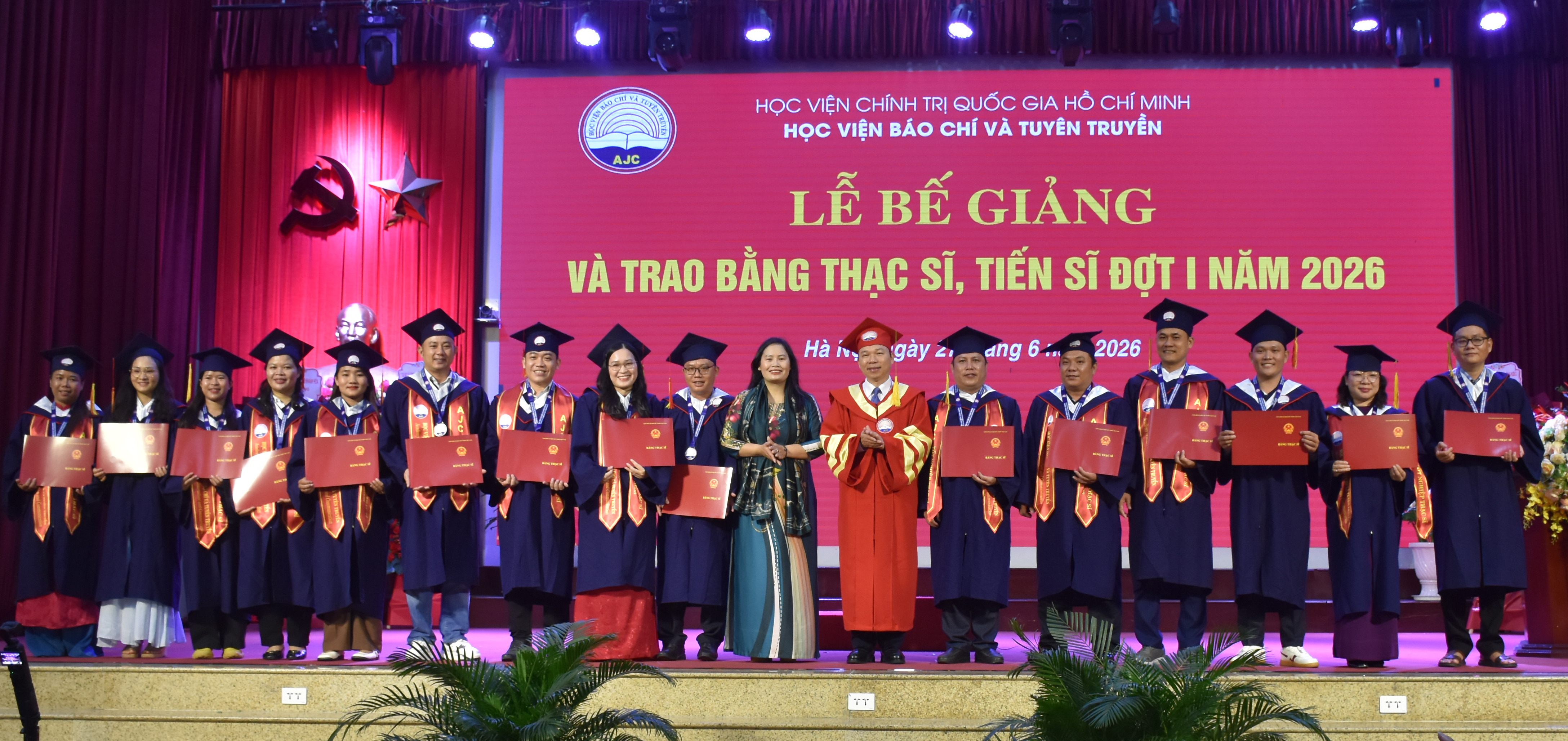 PGS,TS. Lưu Văn Quảng, Phó Giám đốc Học viện trao bằng cho các tân thạc sĩ