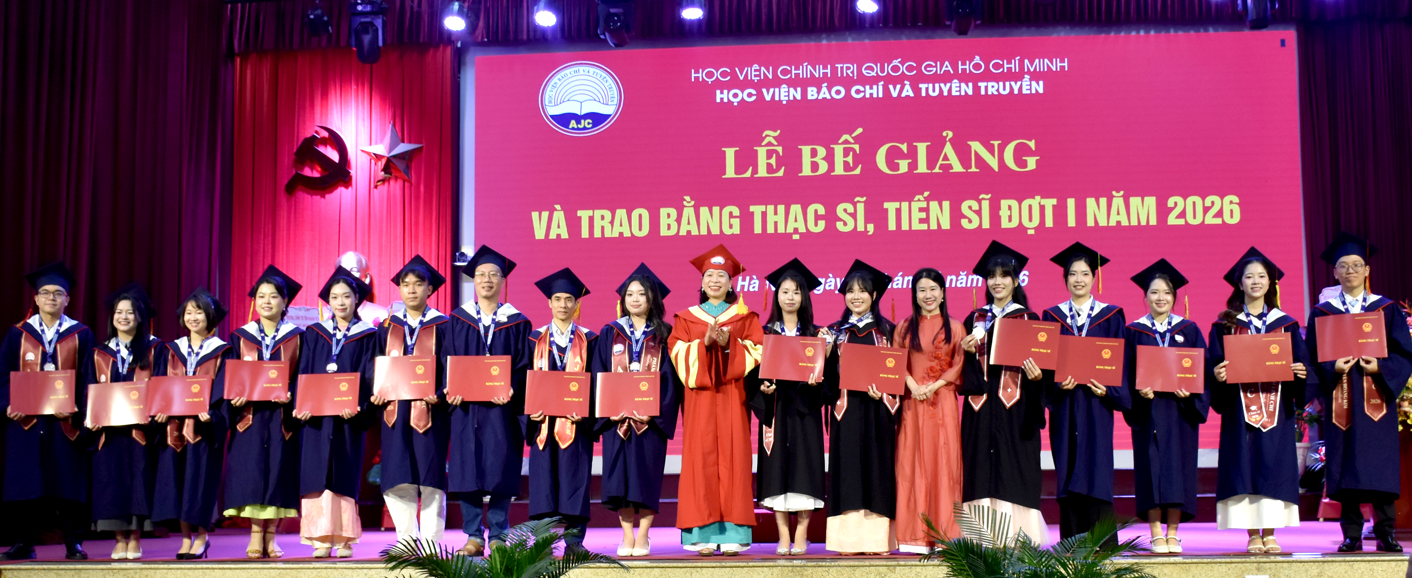 PGS,TS. Nguyễn Thị Trường Giang, Phó Giám đốc Học viện trao bằng cho các tân thạc sĩ