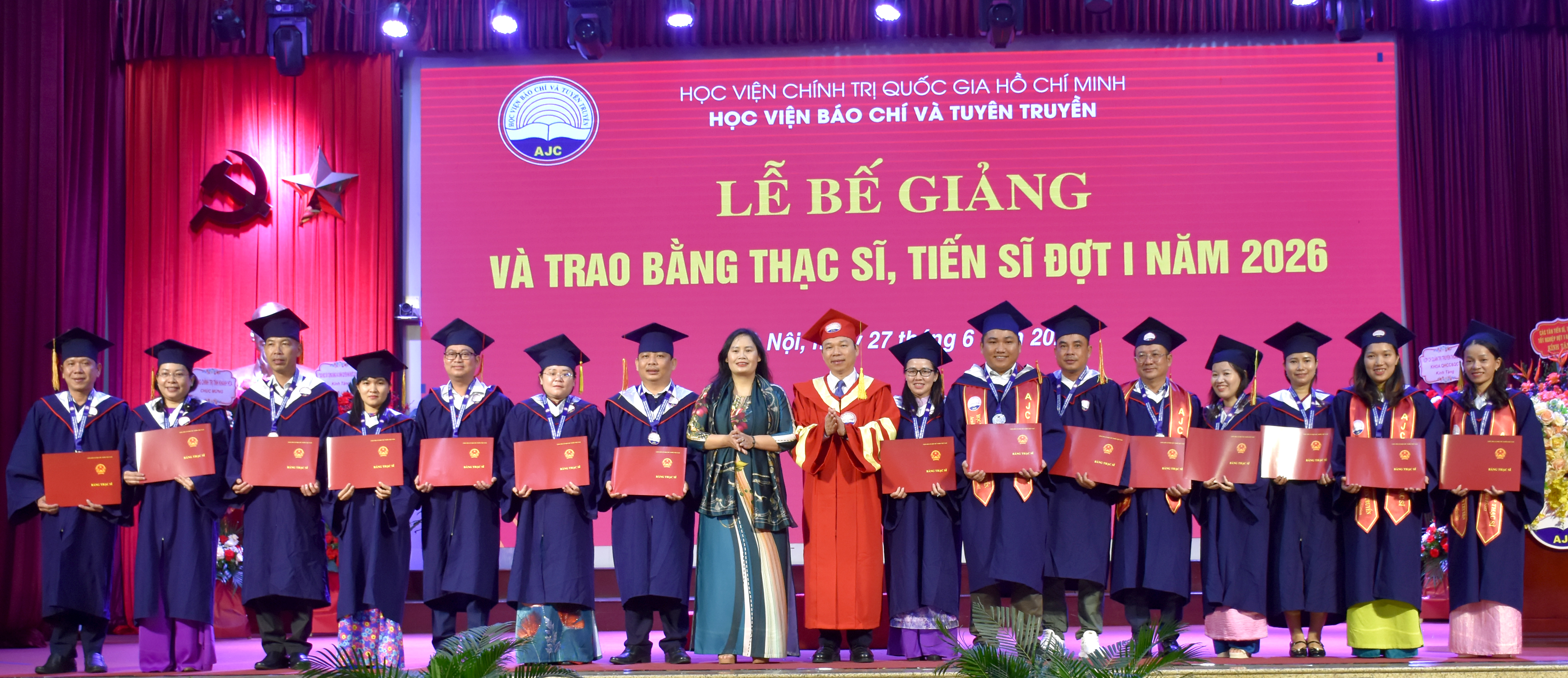 PGS,TS. Lưu Văn Quảng, Phó Giám đốc Học viện trao bằng cho các tân thạc sĩ