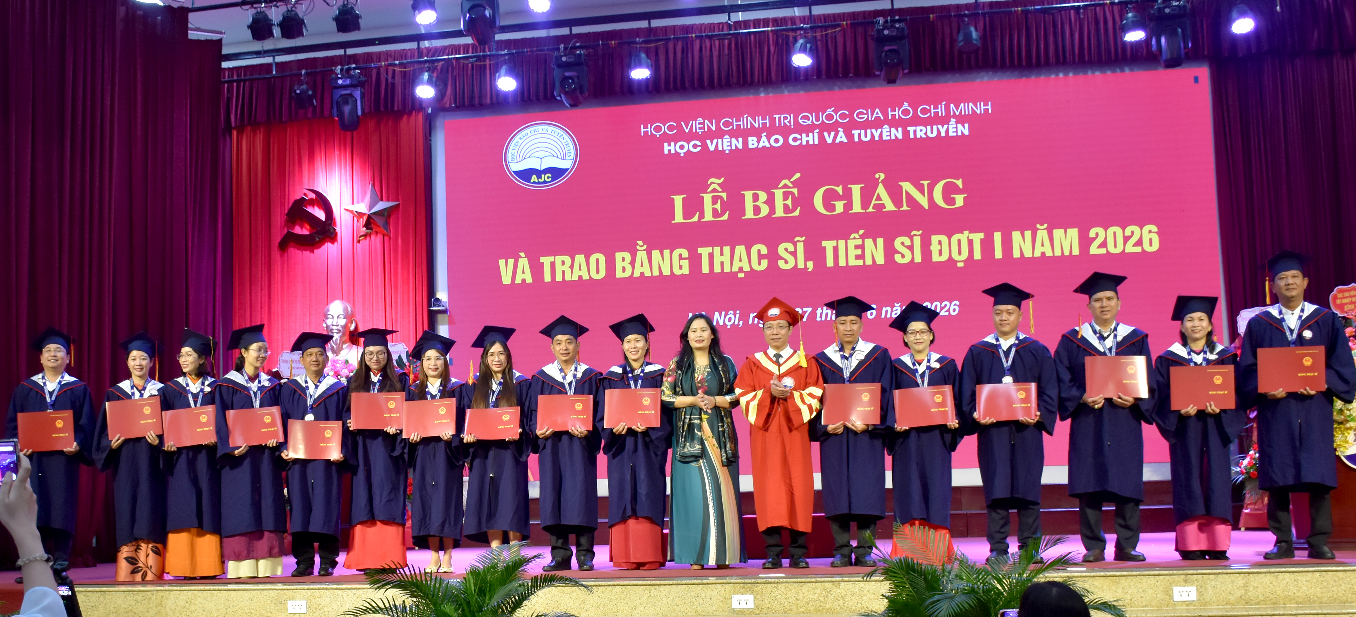 TS. Nguyễn Đức Toàn, Phó Giám đốc Học viện trao bằng cho các tân thạc sĩ
