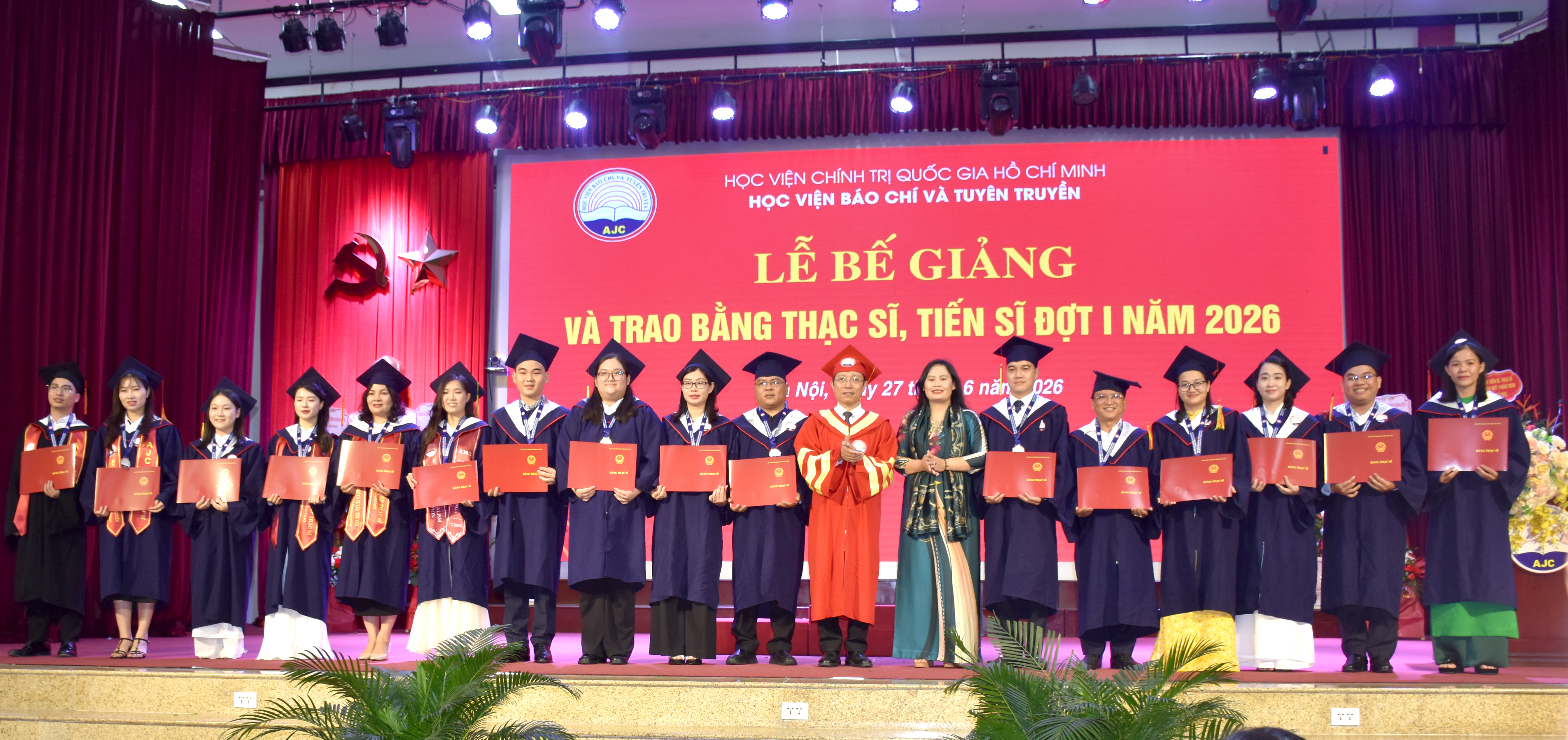 TS. Nguyễn Đức Toàn, Phó Giám đốc Học viện trao bằng cho các tân thạc sĩ