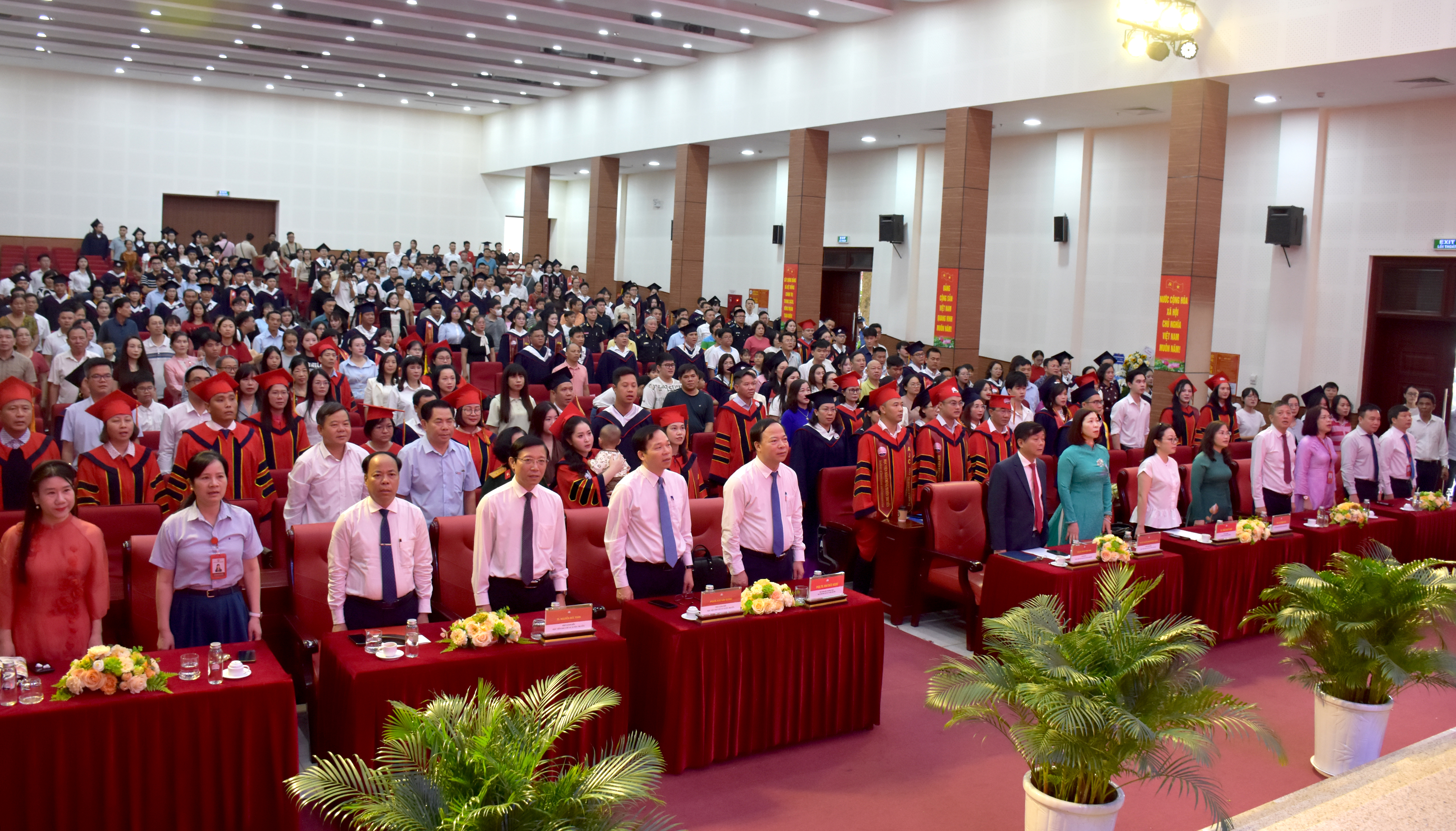 Các đại biểu thực hiện nghi thức chào cờ tại Lễ bế giảng và trao bằng thạc sĩ, tiến sĩ đợt 1 năm 2026