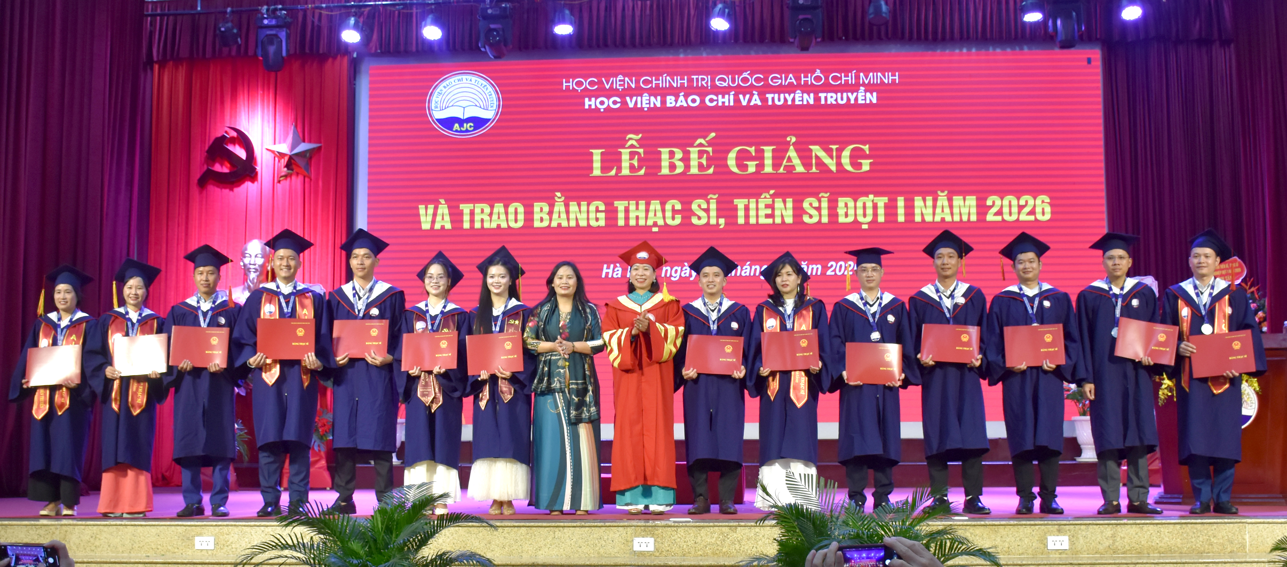 PGS,TS. Nguyễn Thị Trường Giang, Phó Giám đốc Học viện trao bằng cho các tân thạc sĩ