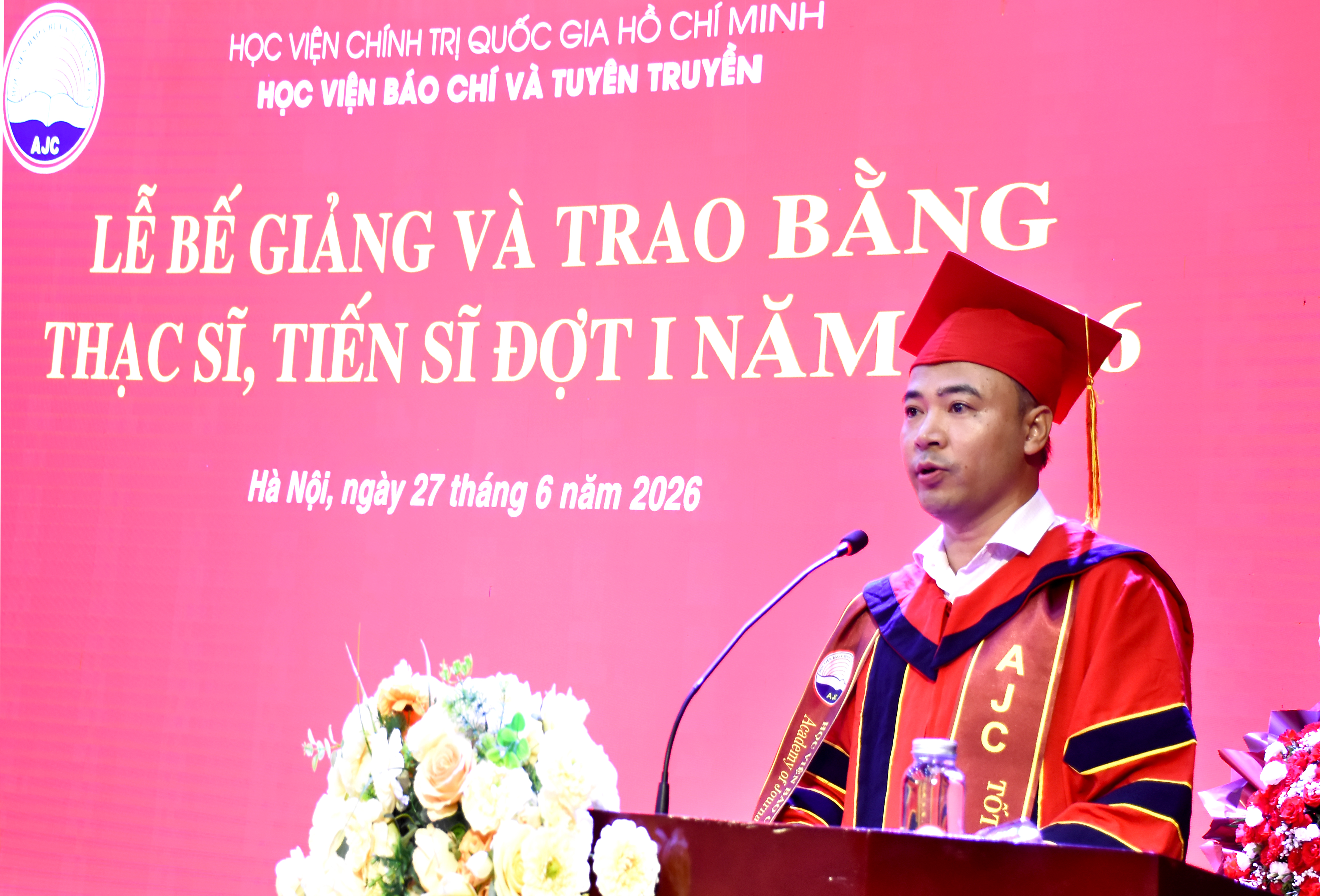 NCS Đới Sỹ Nam đại diện học viên, nghiên cứu sinh phát biểu tại buổi lễ