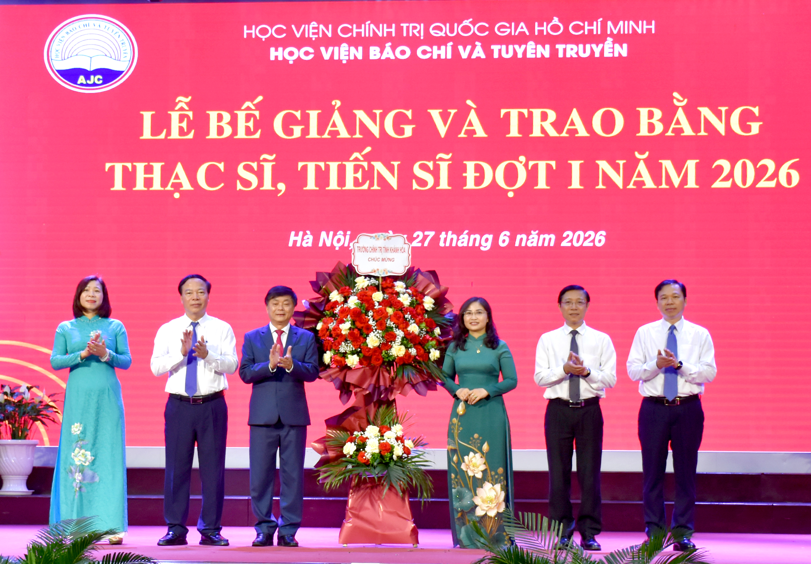 Đồng chí Lưu Hồng Vân, Bí thư Đảng ủy, Hiệu trưởng Trường Chính trị tỉnh Khánh Hòa tặng hoa chúc mừng Học viện