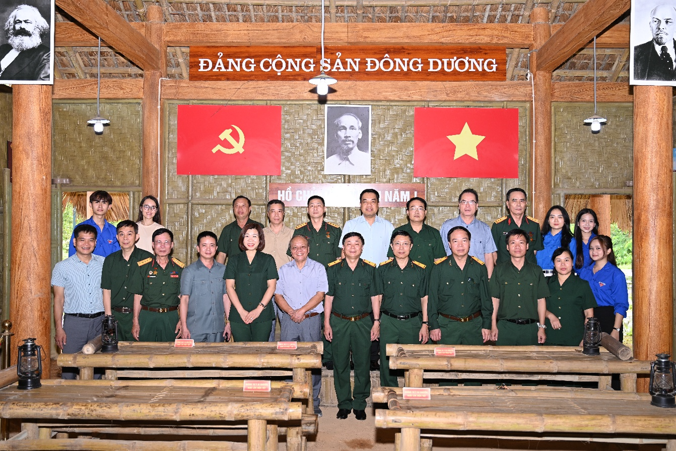Đoàn thăm quan và chụp ảnh lưu niệm tại cơ sở Học viện Chính trị quốc gia Hồ Chí Minh ở Thái Nguyên