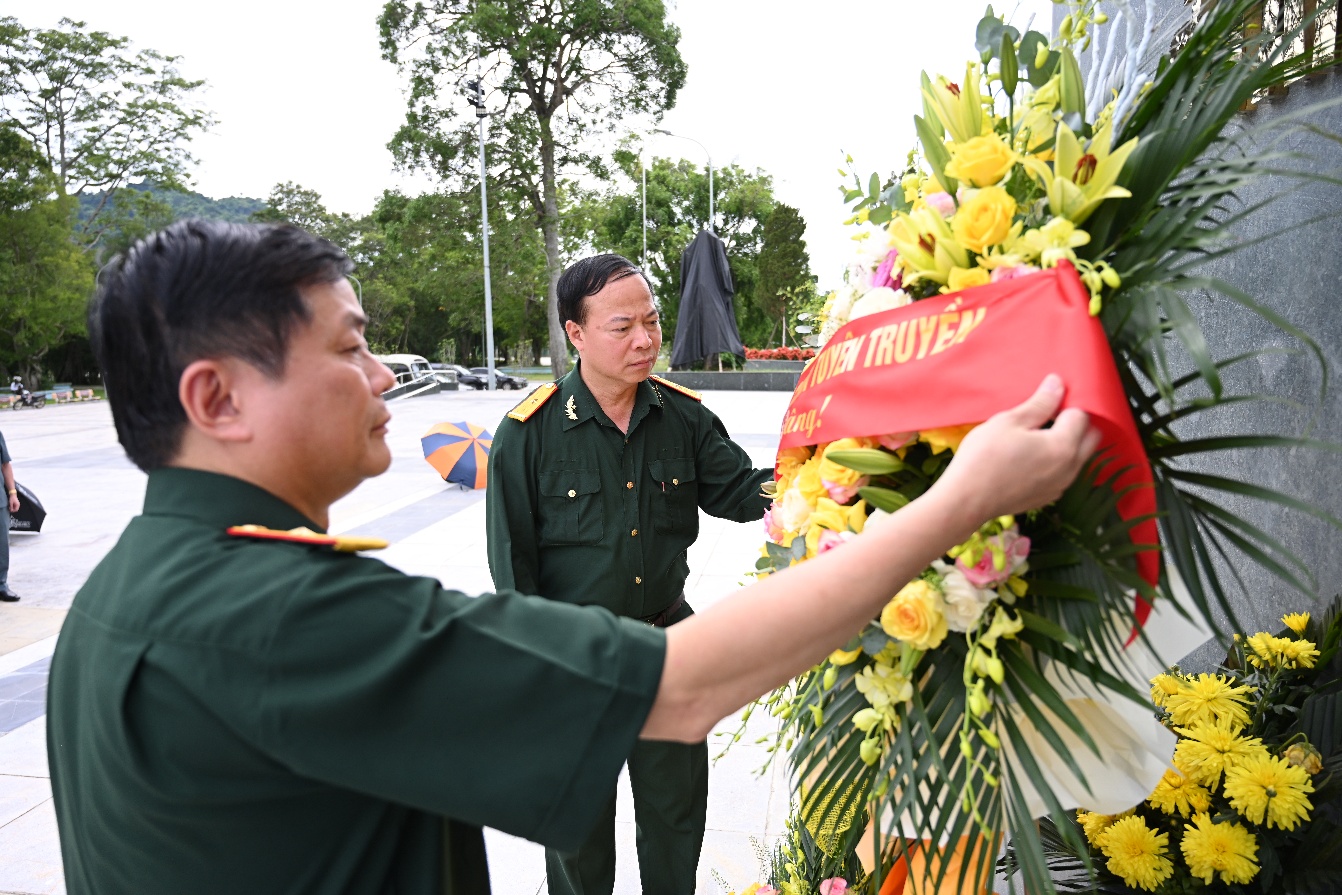 PGS,TS. Phạm Minh Sơn và PGS,TS. Mai Đức Ngọc dâng hoa tại Tượng đài Chủ tịch Hồ Chí Minh ở Tân Trào