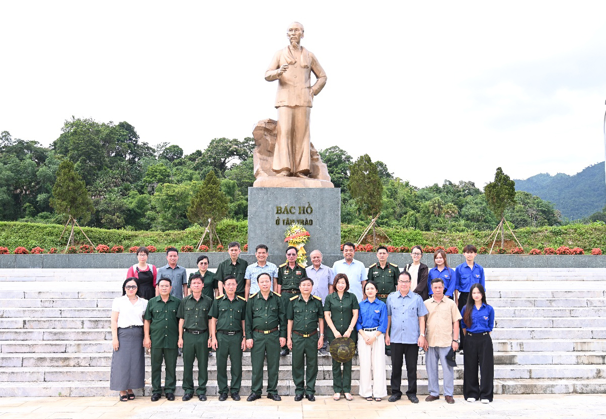 Đoàn chụp ảnh lưu niệm tại Tượng đài Chủ tịch Hồ Chí Minh ở Tân Trào