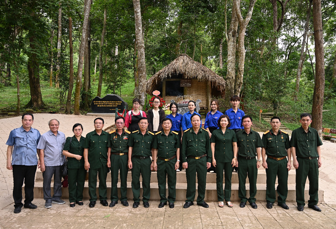Đoàn dâng hương, tham quan và chụp ảnh lưu niệm tại Lán Nà Nưa 