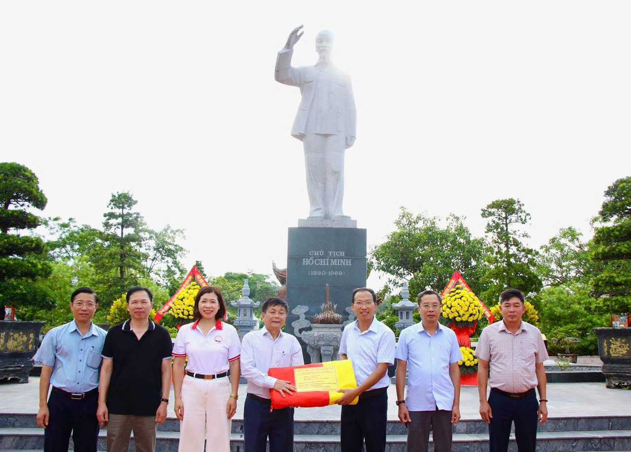 Lãnh đạo Học viện Báo chí và Tuyên truyền dâng hương tri ân tại Cô Tô, thăm quân và dân đảo tiền tiêu