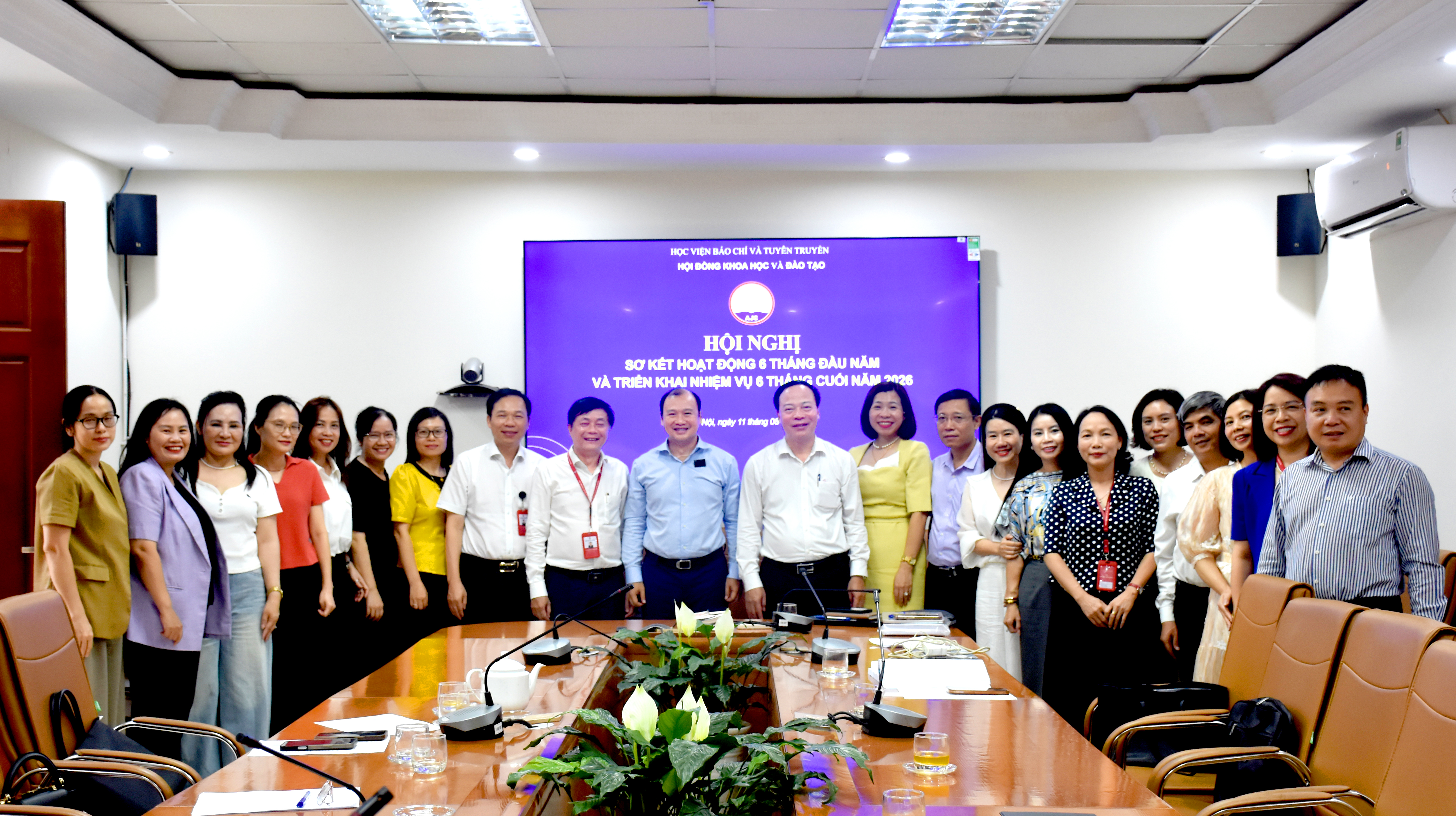 Các đại biểu chụp ảnh lưu niệm tại Hội nghị.