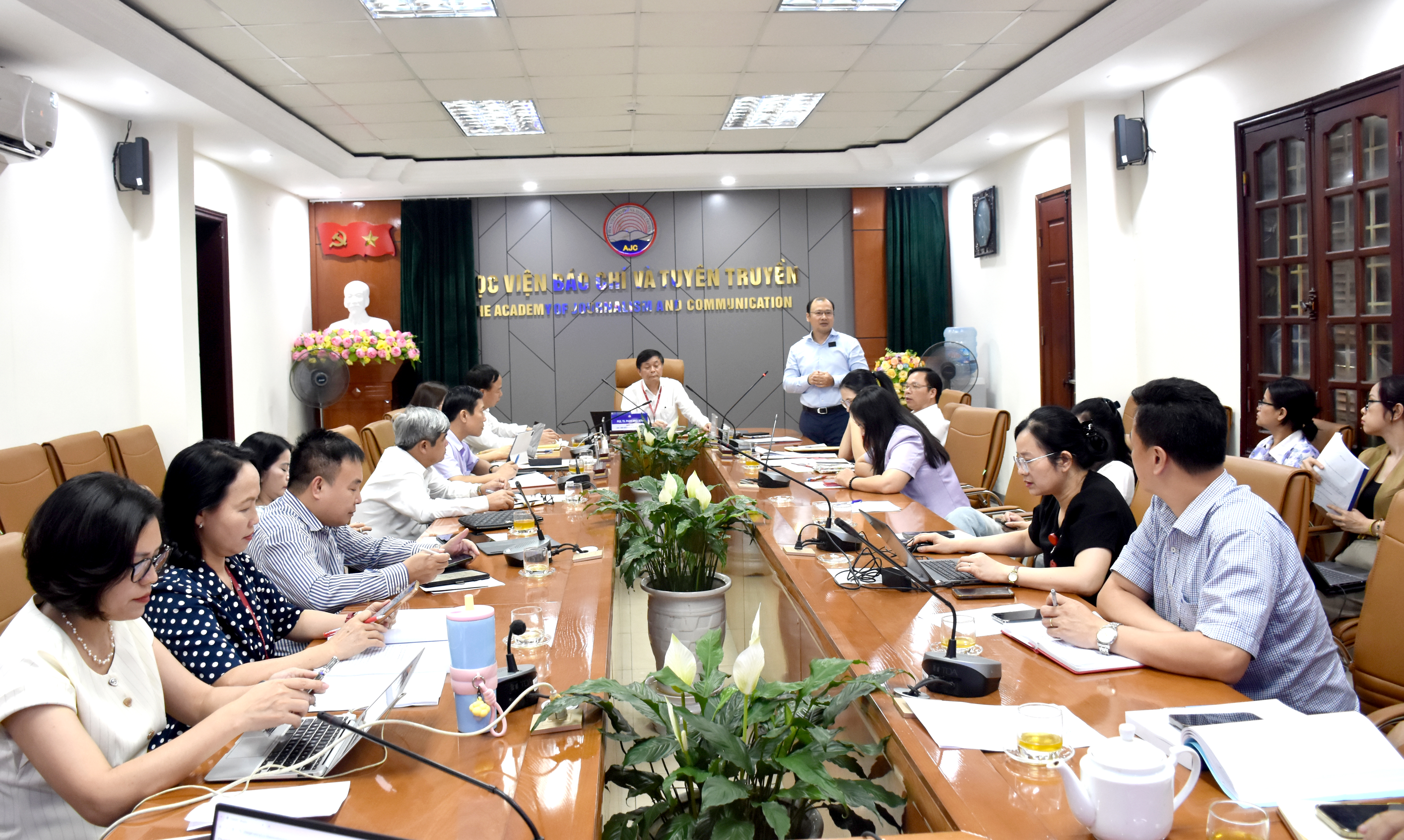 PGS,TS. Lê Hải Bình, Ủy viên Trung ương Đảng, Phó Giám đốc Thường trực Học viện Chính trị quốc gia Hồ Chí Minh phát biểu tại Hội nghị