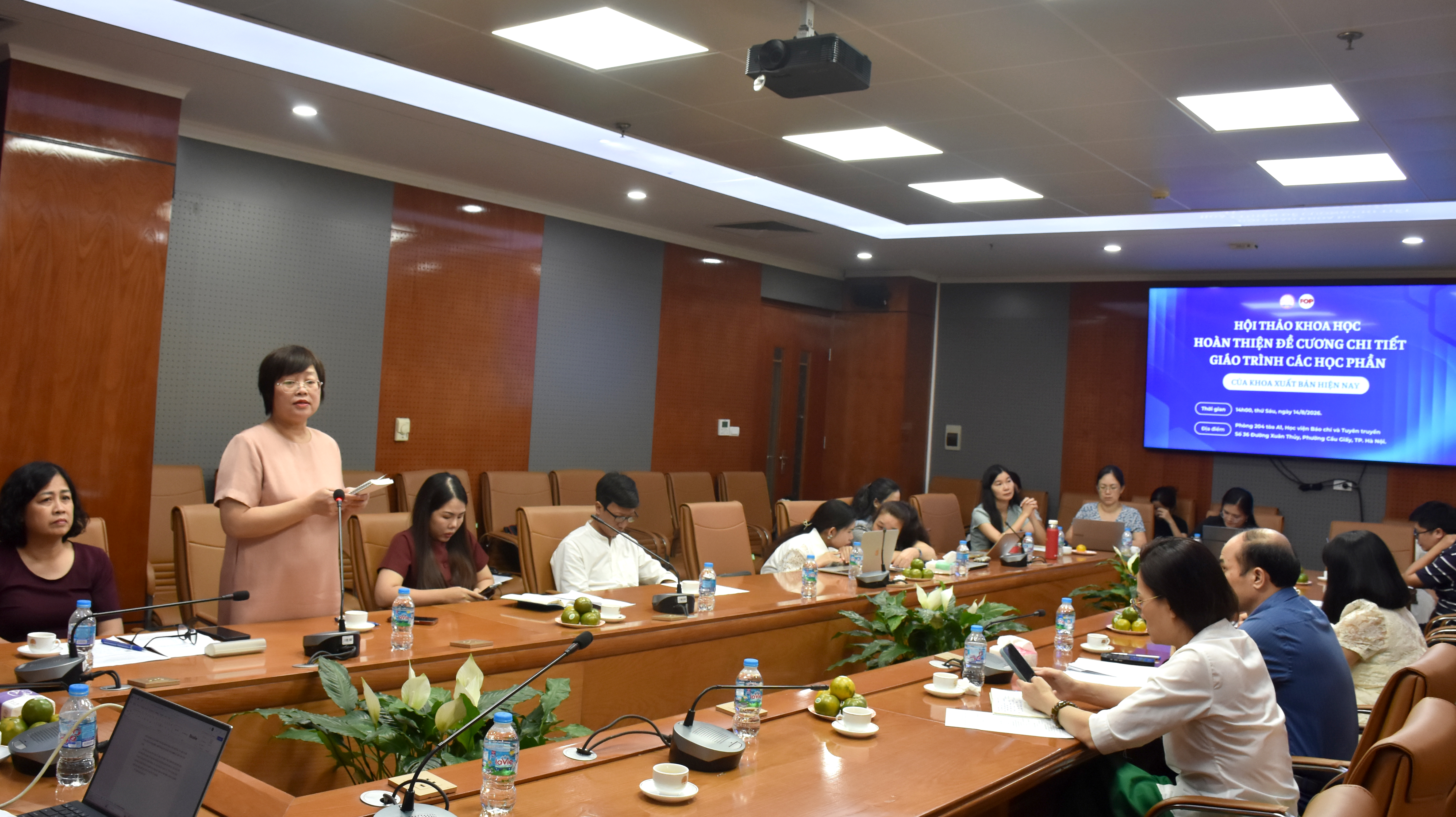 Đại biểu tham luận tại Hội thảo
