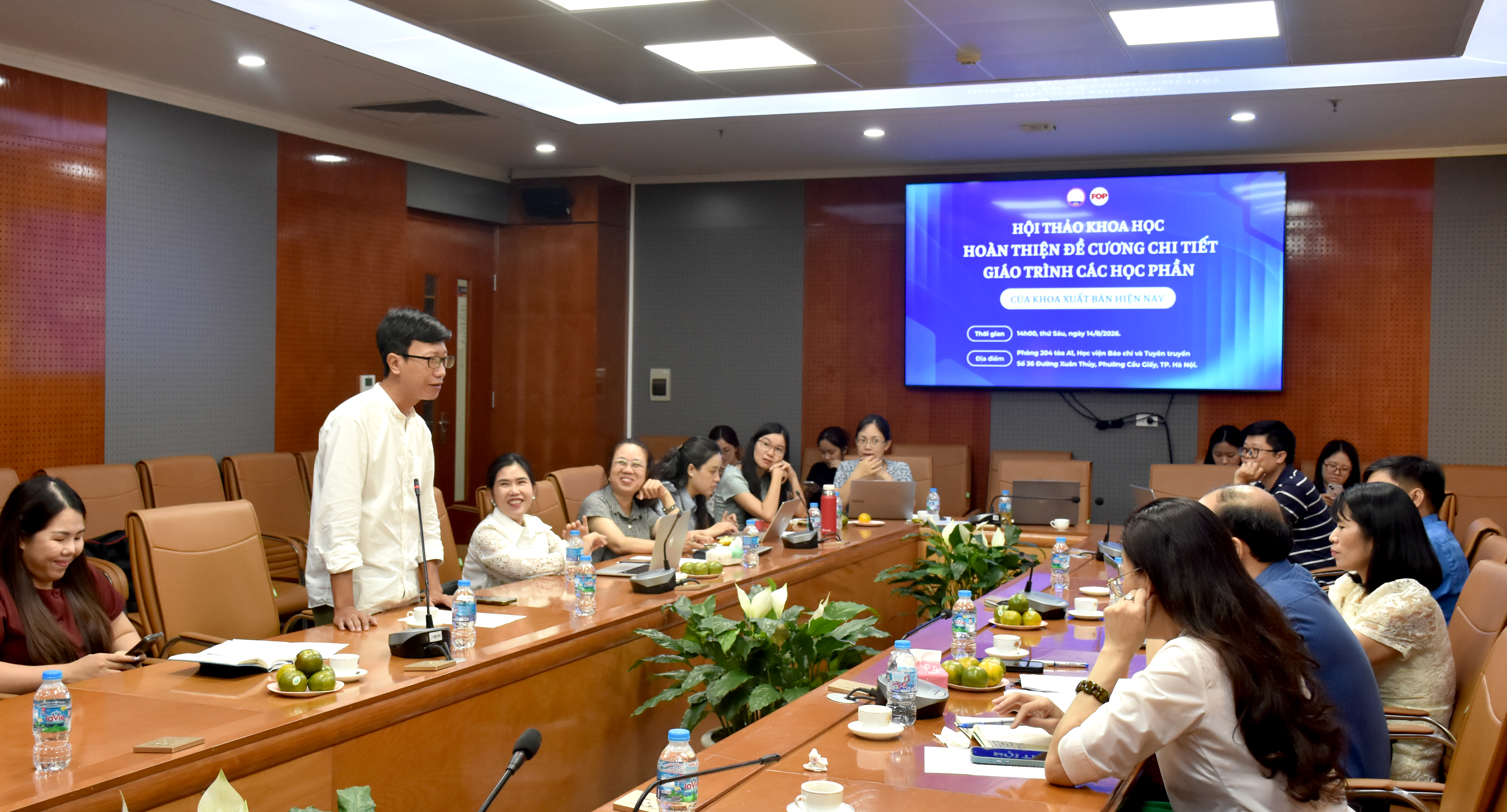 Đại biểu tham luận tại Hội thảo