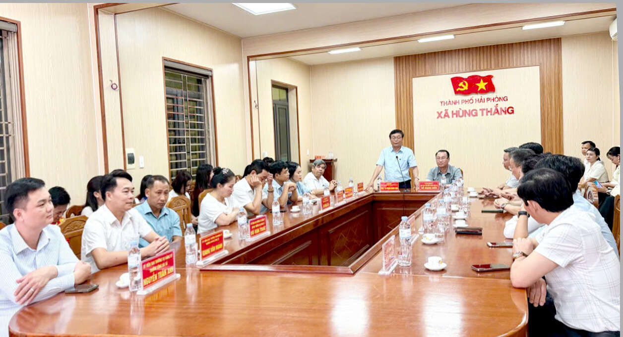 Toàn cảnh buổi làm việc giữa Đoàn công tác Học viện Báo chí và Tuyên truyền với Đảng ủy - HĐND - UBND - Ủy ban Mặt trận Tổ quốc Việt Nam xã Hùng Thắng, thành phố Hải Phòng