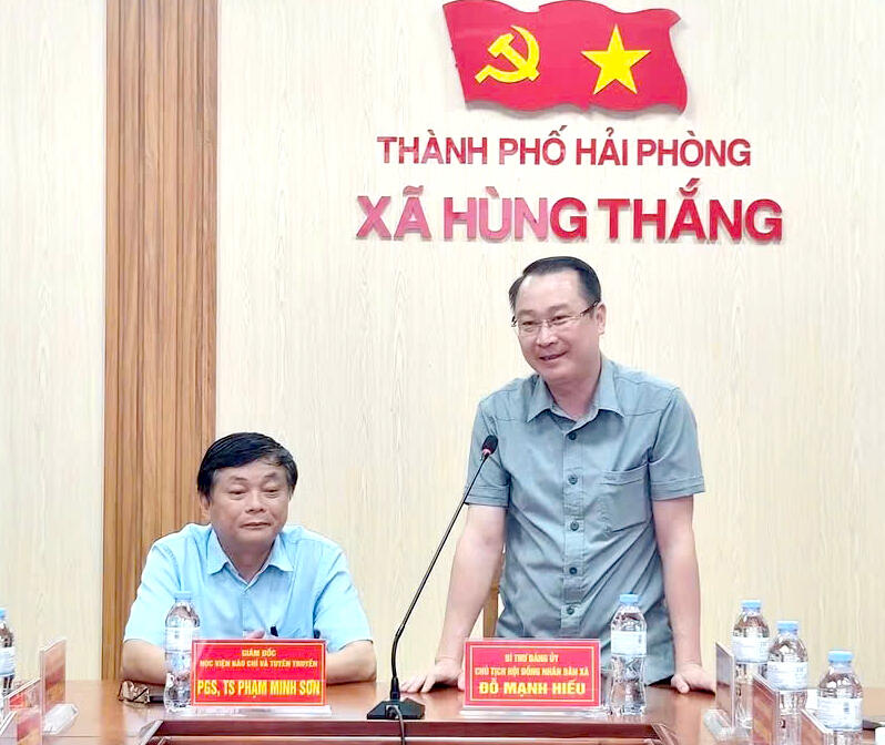 Đồng chí Đỗ Mạnh Hiếu, Bí thư Đảng ủy, Chủ tịch HĐND xã Hùng Thắng phát biểu tại buổi làm việc