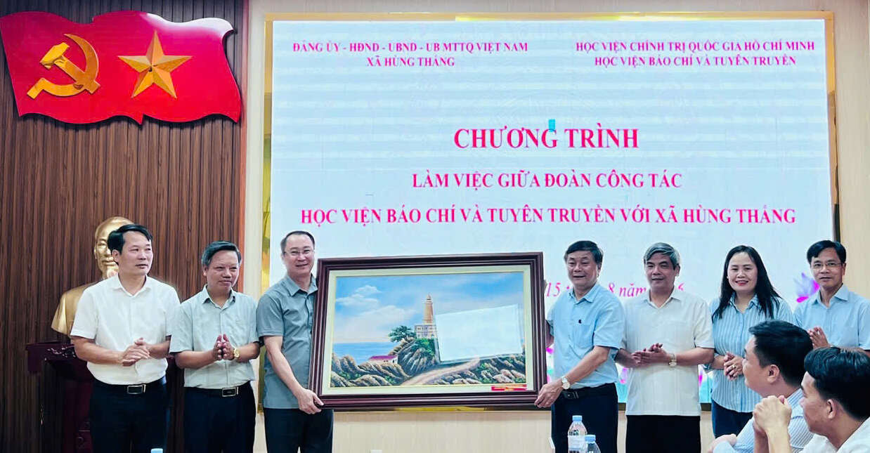 Lãnh đạo xã Hùng Thắng tặng quà lưu niệm cho Học viện Báo chí và Tuyên truyền