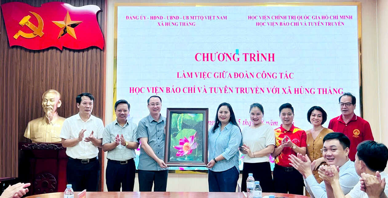 Lãnh đạo Khoa Xây dựng Đảng và Ban Cán sự Lớp nghiên cứu sinh Xây dựng Đảng và Chính quyền nhà nước K31.2 tặng quà lưu niệm cho Đặc khu Bạch Long Vĩ