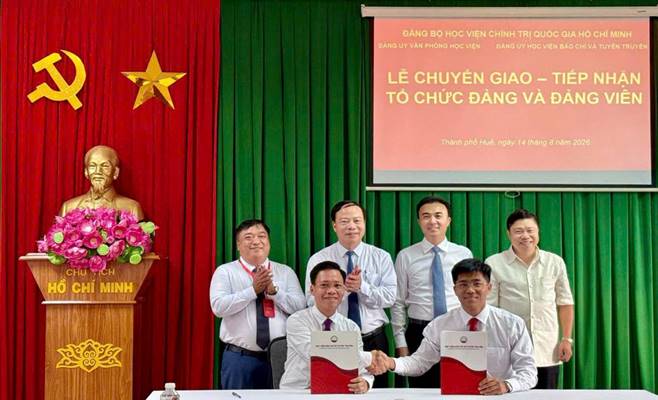 Đồng chí Phan Tiến Ngọc, Phó Bí thư Đảng bộ Văn phòng Học viện Chính trị quốc gia Hồ Chí Minh và đồng chí Phạm Tuyên, Đảng ủy viên, Chánh Văn phòng Đảng ủy Học viện ký Biên bản bàn giao