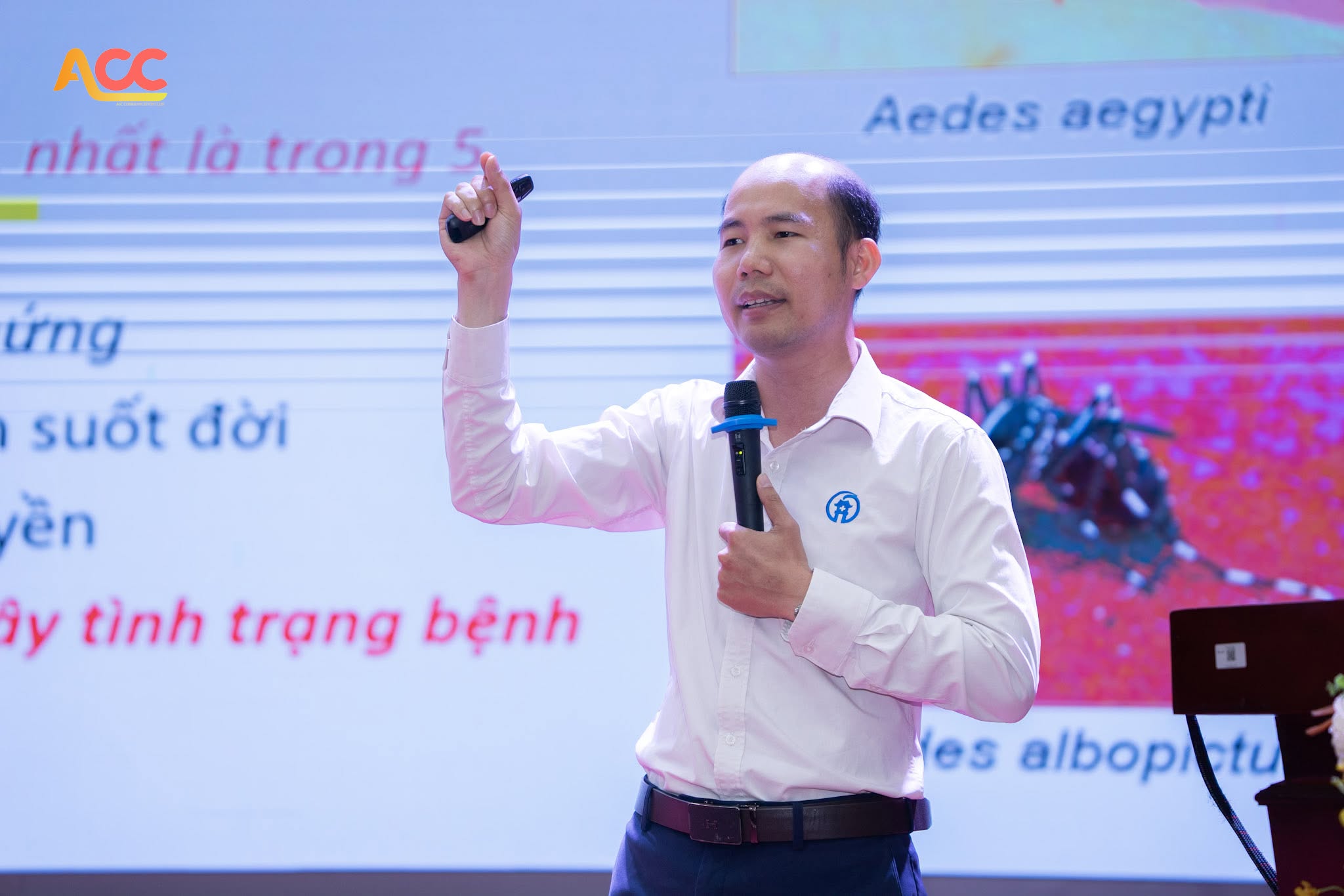 ThS, BS Nguyễn Công Huy, Khoa Phòng, chống bệnh truyền nhiễm trao đổi chuyên đề “Phòng, chống sốt xuất huyết trong trường đại học”.