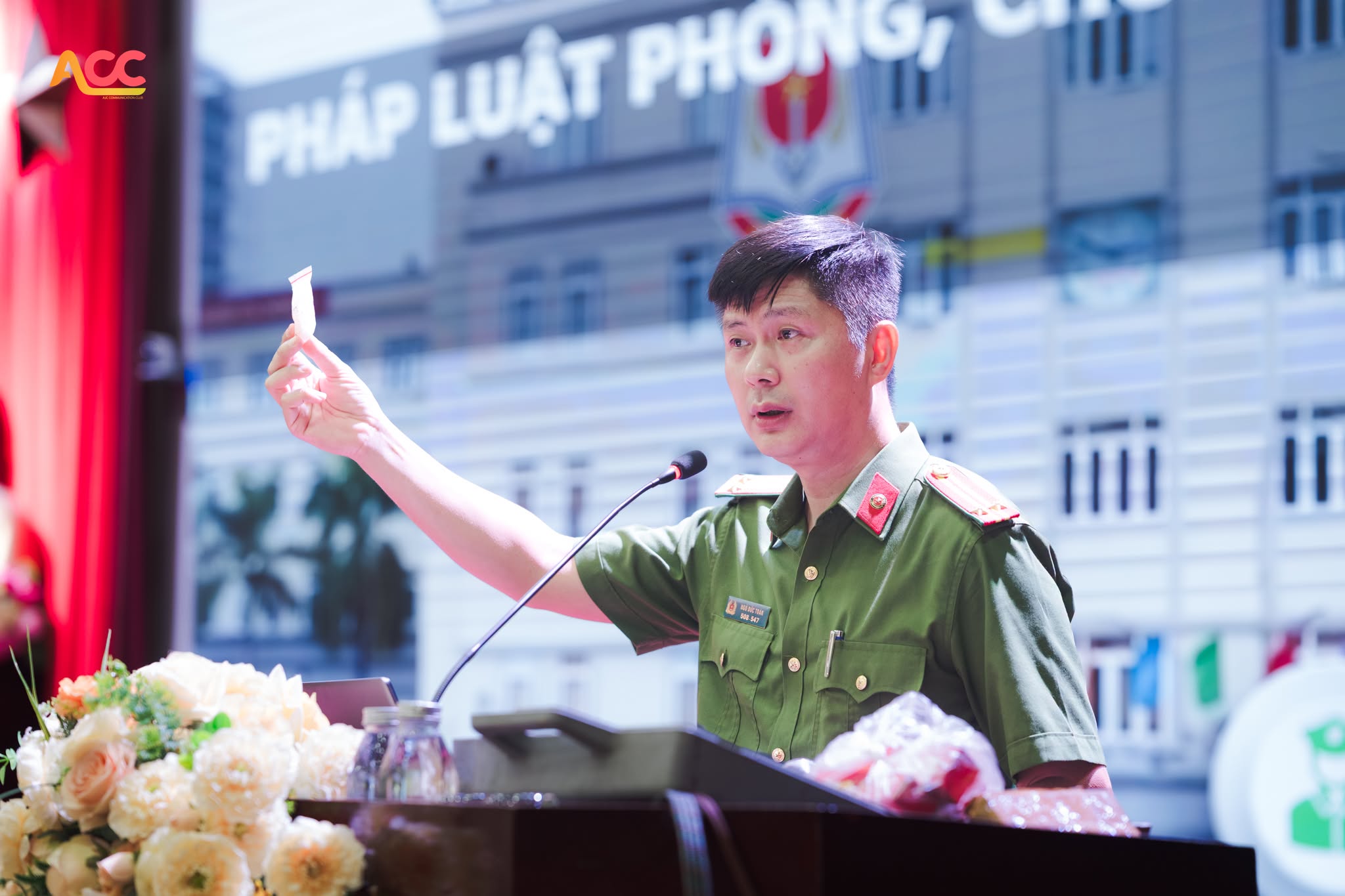 Trung tá, TS Ngô Đức Toàn, Giảng viên chính Khoa Cảnh sát điều tra tội phạm về ma túy, Học viện Cảnh sát nhân dân truyền đạt chuyên đề về nâng cao trách nhiệm phòng, chống ma túy cho sinh viên.