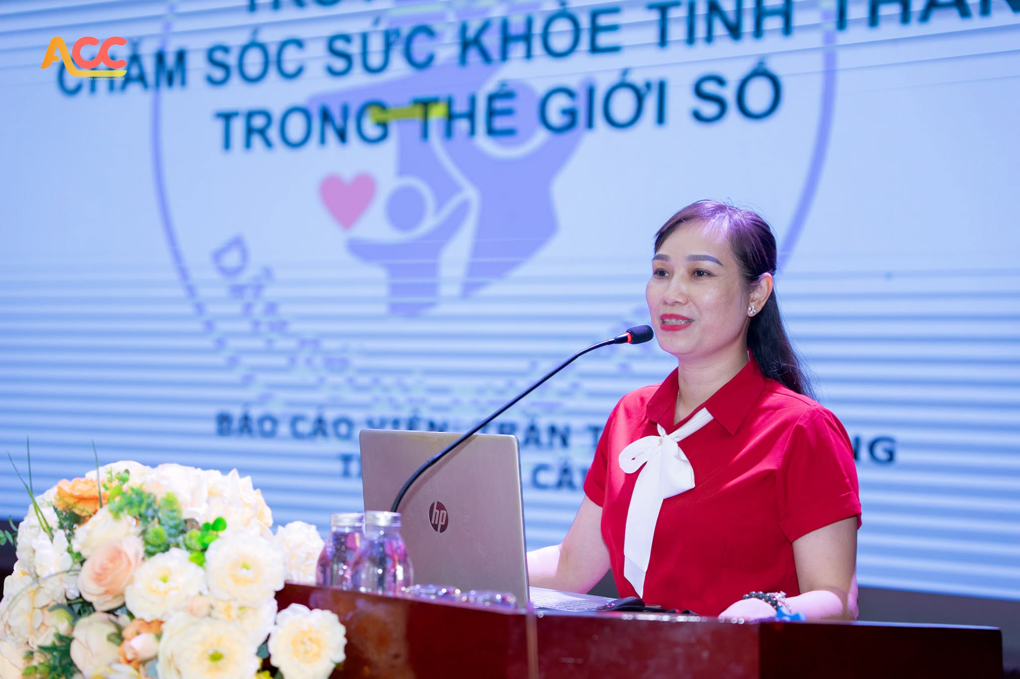 Báo cáo viên Trần Thị Thu Hằng, Trạm Y tế Cầu Giấy chia sẻ kiến thức chăm sóc sức khỏe cho sinh viên.