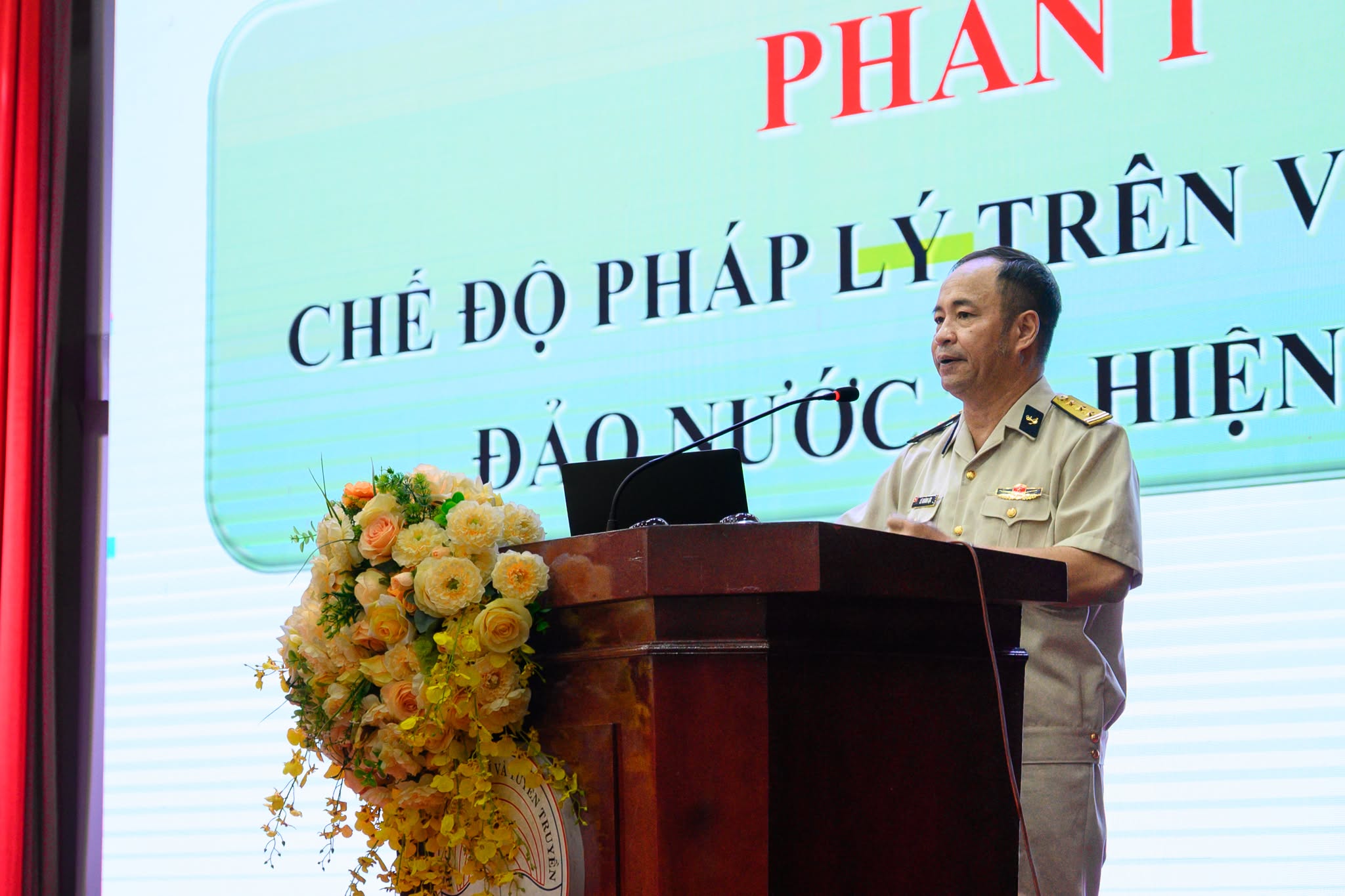 ThS Lê Khánh Lộc, Giảng viên cao cấp Bộ môn Quốc phòng - An ninh, Học viện Báo chí và Tuyên truyền trình bày chuyên đề về công tác bảo vệ chủ quyền biển, đảo Việt Nam trong tình hình mới.