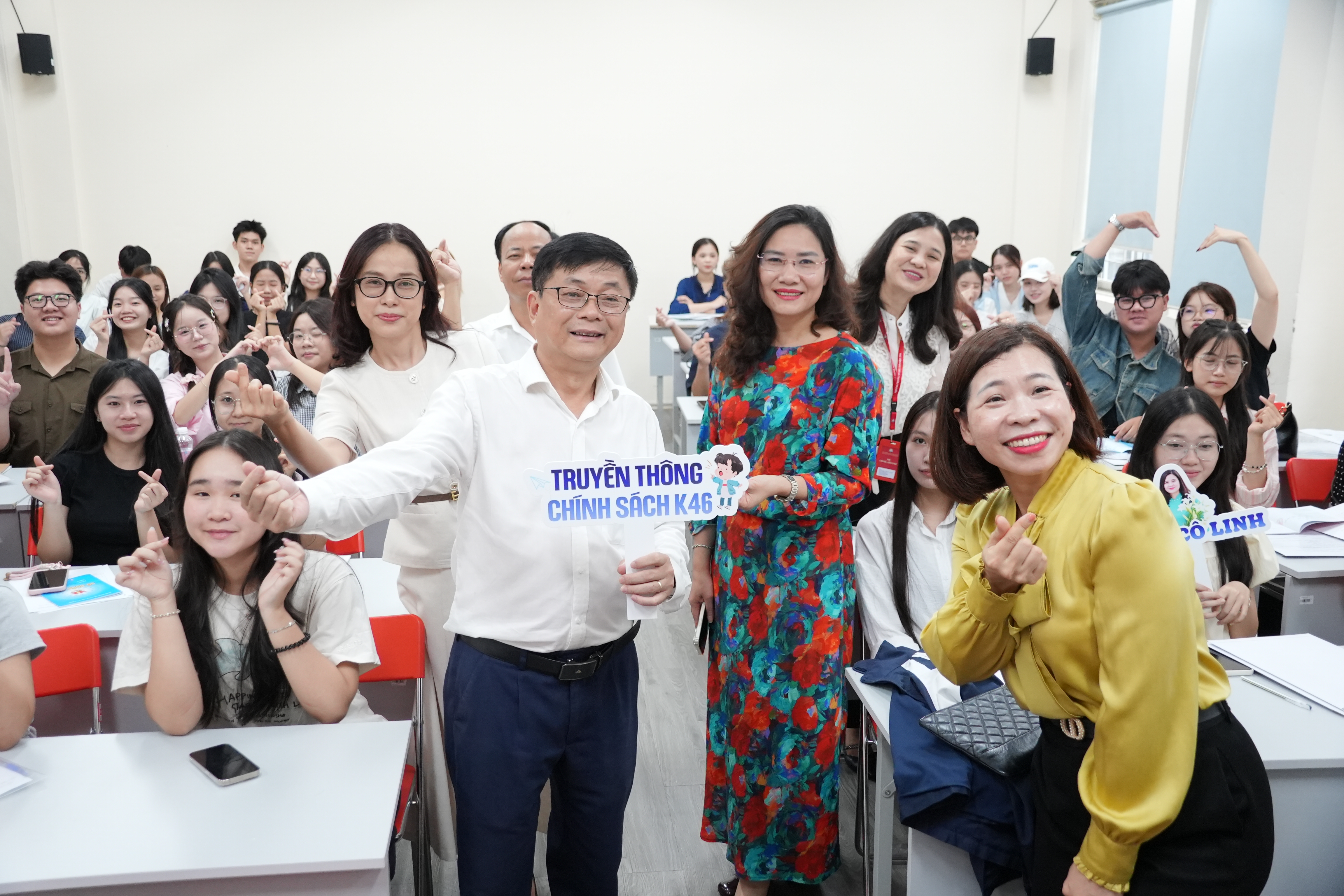 Lãnh đạo Học viện cùng đại diện lãnh đạo các đơn vị chụp ảnh lưu niệm với tân sinh viên Khóa 46 Khoa Tuyên truyền trong ngày nhập học