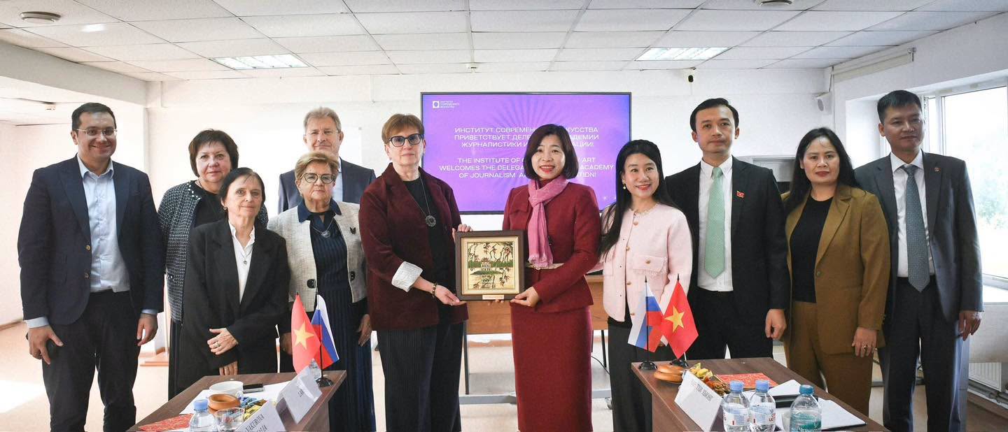 Đoàn công tác Học viện Báo chí và Tuyên truyền làm việc với Trường Đại học Nghệ thuật Đương đại Nga