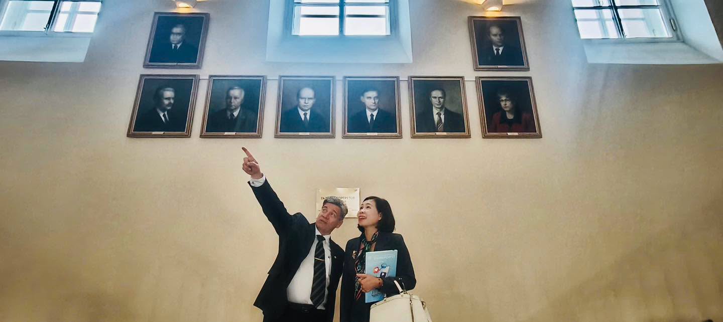 GS,TSKH. Vladimir Kolotov giới thiệu với Đoàn công tác về các thế hệ lãnh đạo của Đại học Tổng hợp Quốc gia Saint Petersburg