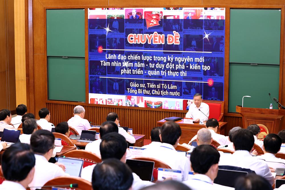 Tổng Bí thư, Chủ tịch nước trao đổi chuyên đề với Lớp Bồi dưỡng, cập nhật kiến thức đối với Ủy viên Ban Chấp hành Trung ương Đảng khóa XIV (Lớp thứ hai)