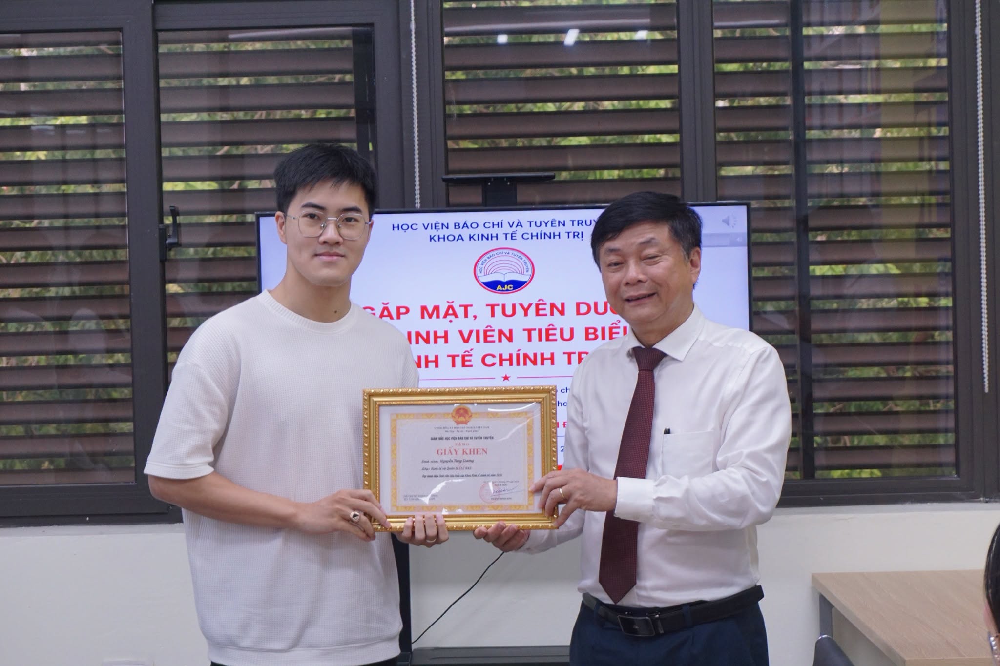 PGS,TS. Phạm Minh Sơn trao Giấy khen cho sinh viên tiêu biểu của Khoa Kinh tế chính trị
