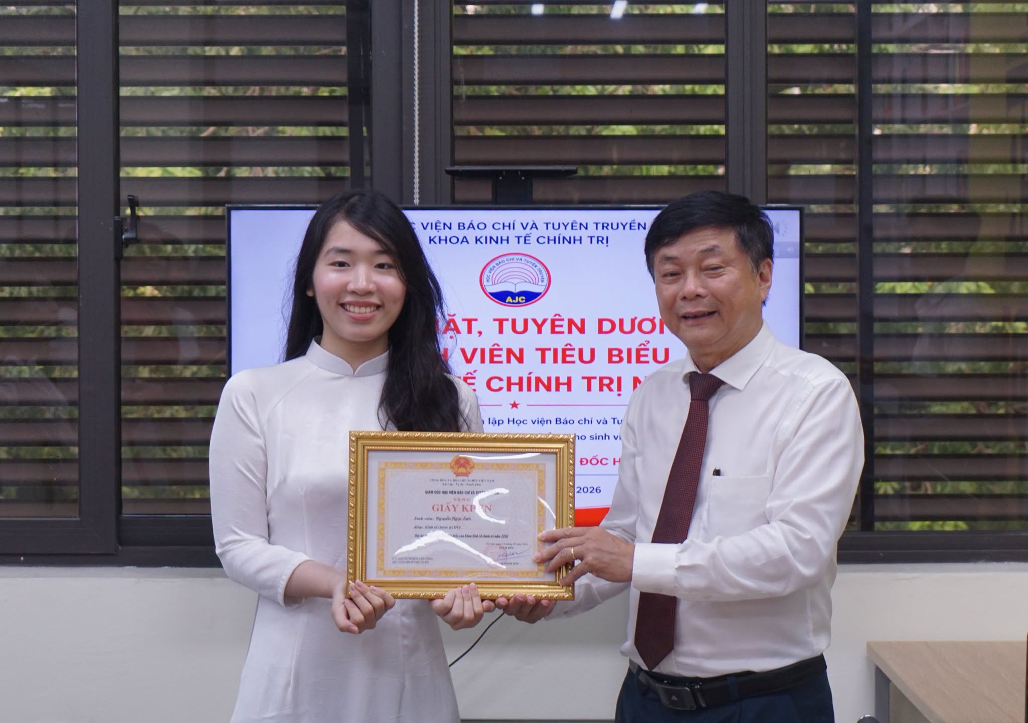 PGS,TS. Phạm Minh Sơn trao Giấy khen cho sinh viên tiêu biểu của Khoa Kinh tế chính trị