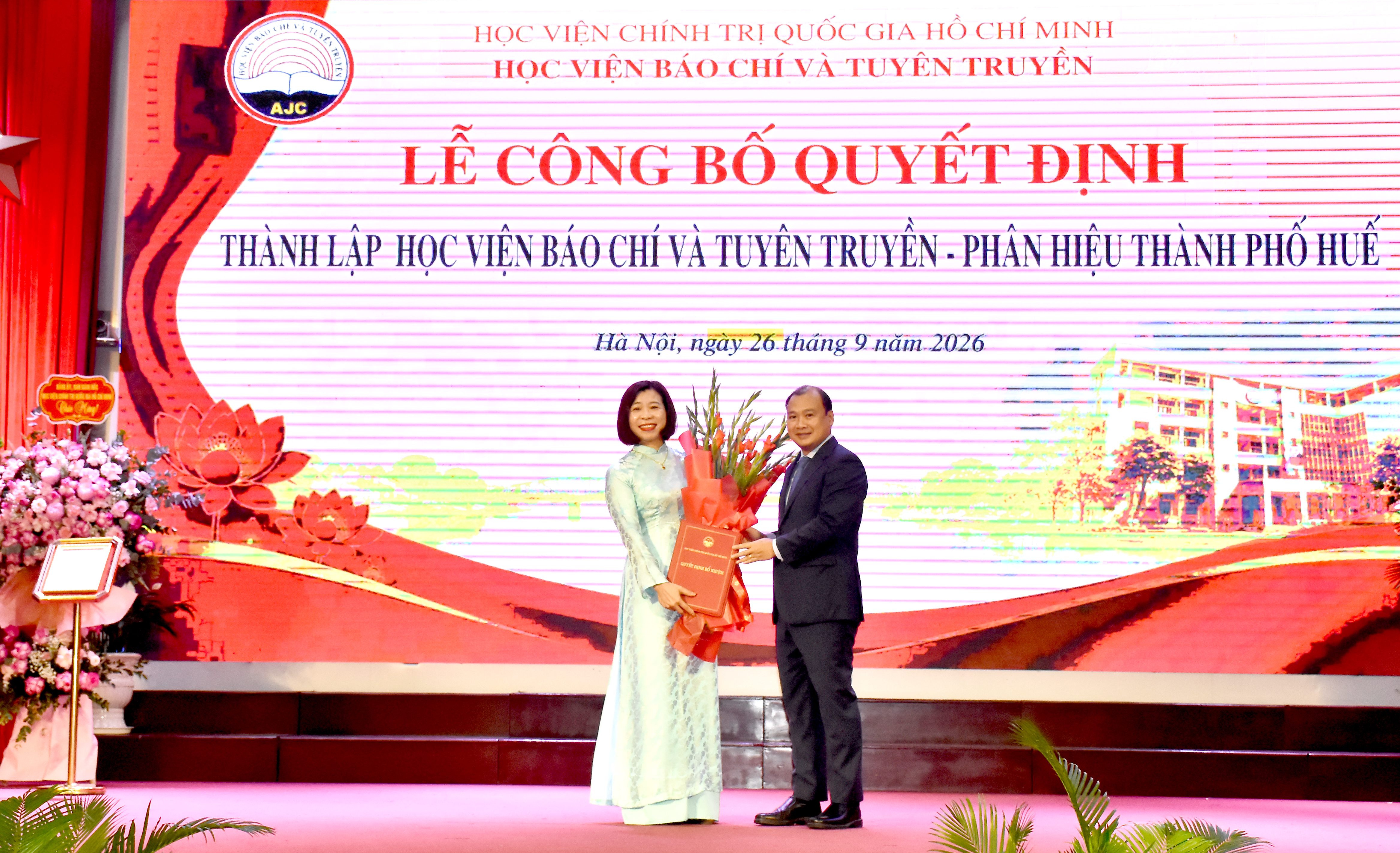 PGS,TS. Lê Hải Bình trao Quyết định giao nhiệm vụ cho PGS,TS. Nguyễn Thị Trường Giang, Phó Giám đốc Học viện Báo chí và Tuyên truyền kiêm nhiệm Giám đốc Học viện Báo chí và Tuyên truyền - Phân hiệu thành phố Huế 