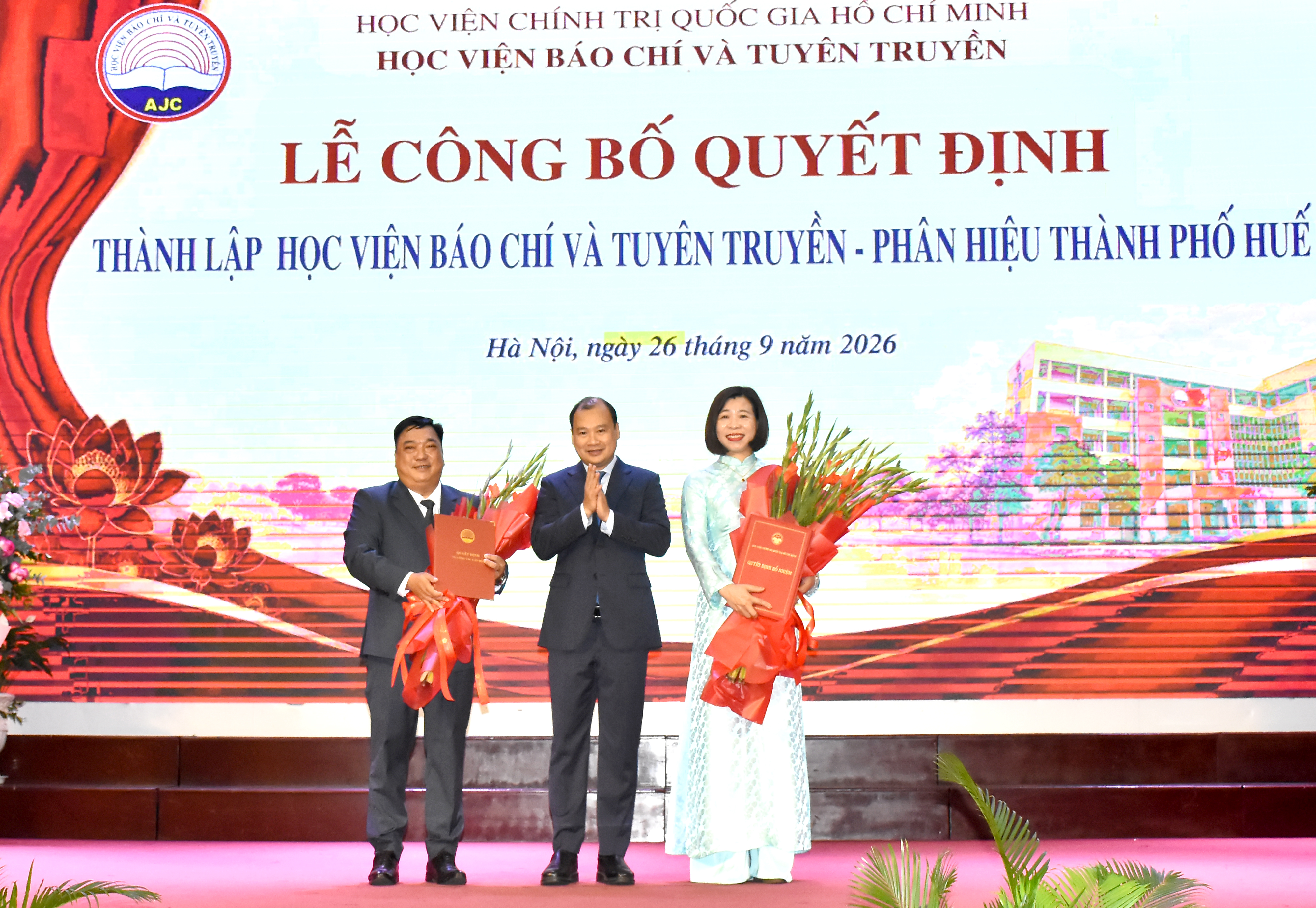PGS,TS. Lê Hải Bình tặng hoa chúc mừng PGS,TS. Nguyễn Thị Trường Giang và đồng chí Lê Văn Lộc 